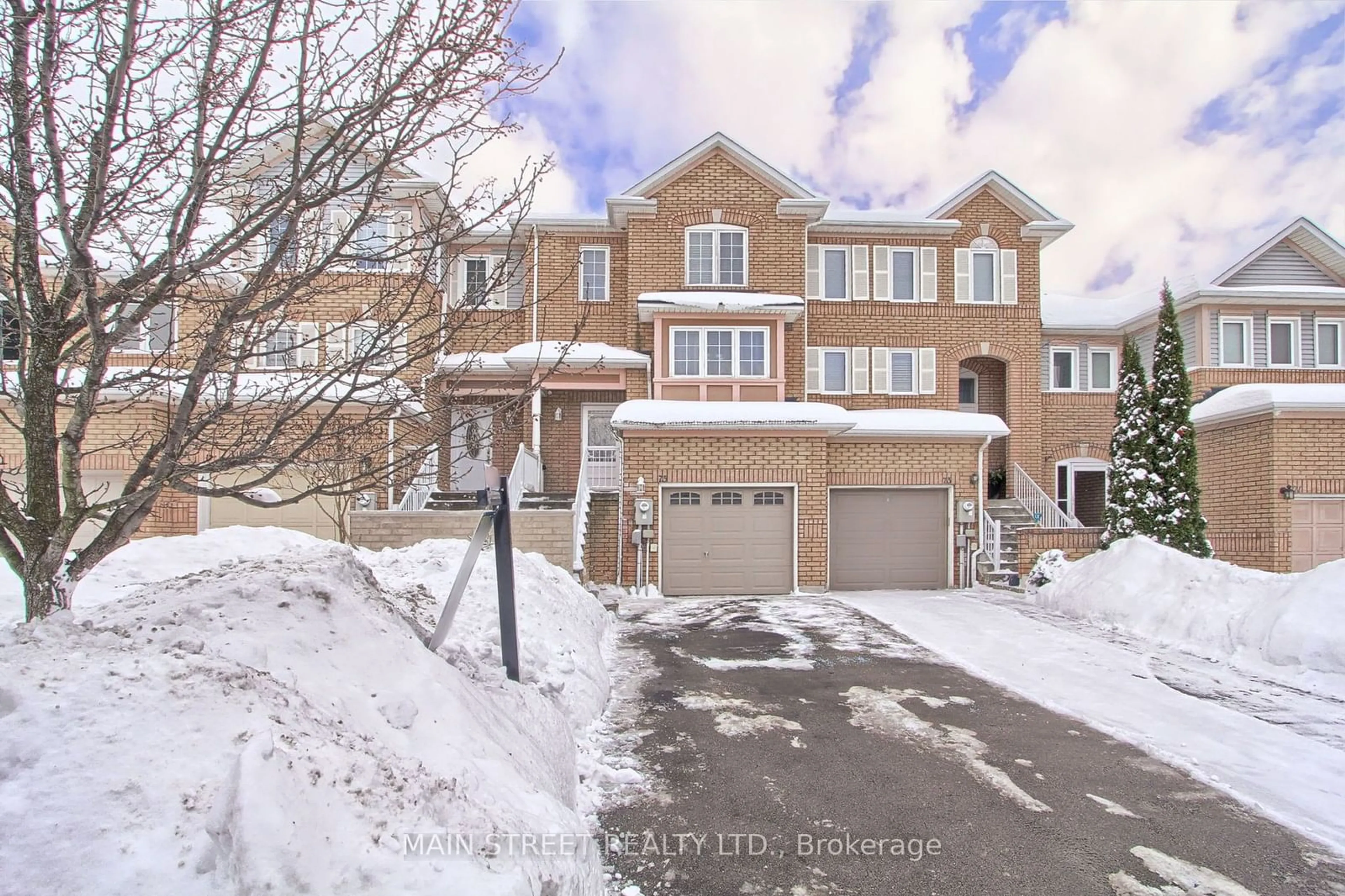 A pic from outside/outdoor area/front of a property/back of a property/a pic from drone, street for 75 Baywell Cres, Aurora Ontario L4G 7N4