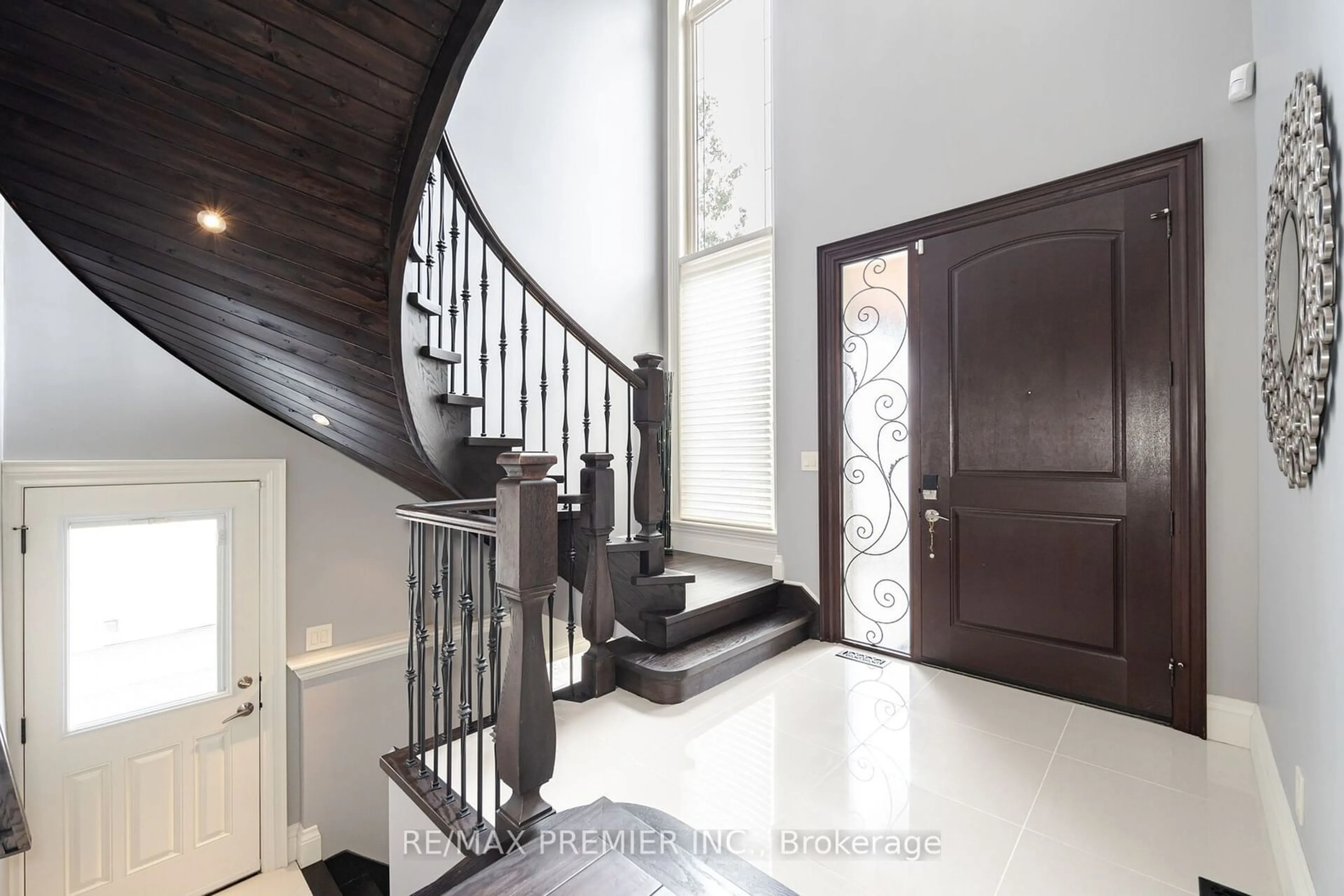 Indoor foyer for 28 Ellerby Sq, Vaughan Ontario L4L 1N1