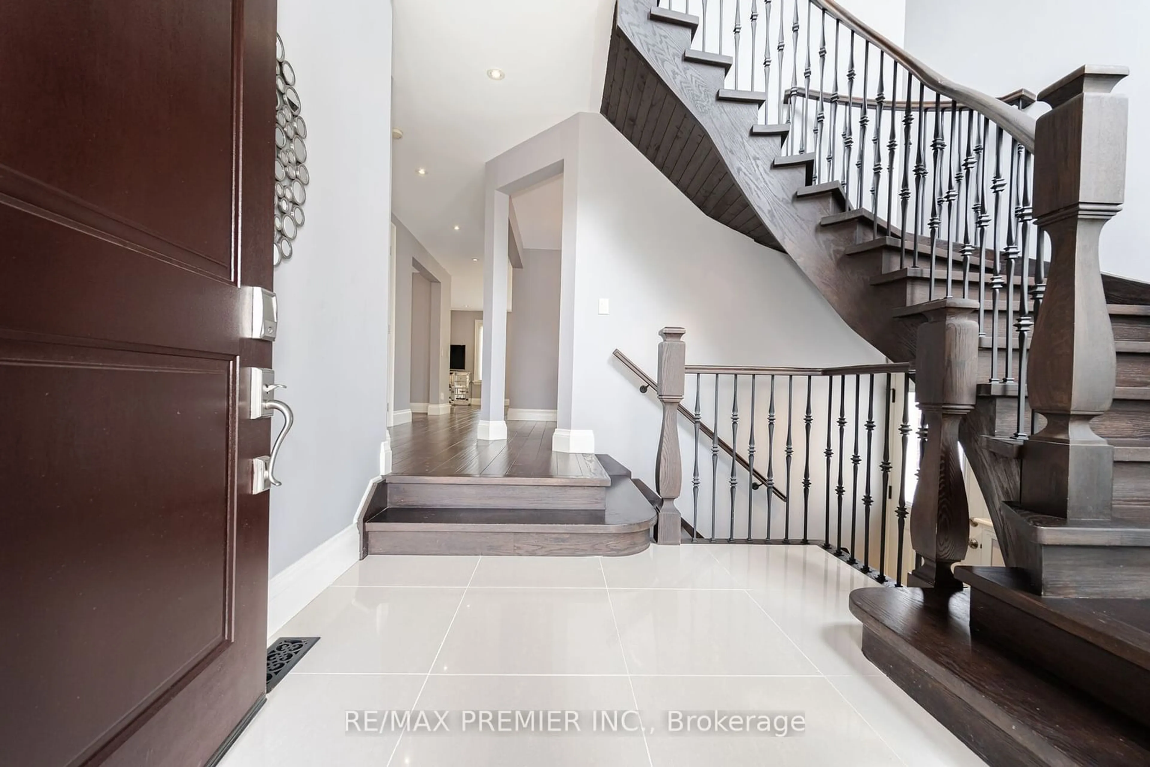 Indoor foyer for 28 Ellerby Sq, Vaughan Ontario L4L 1N1