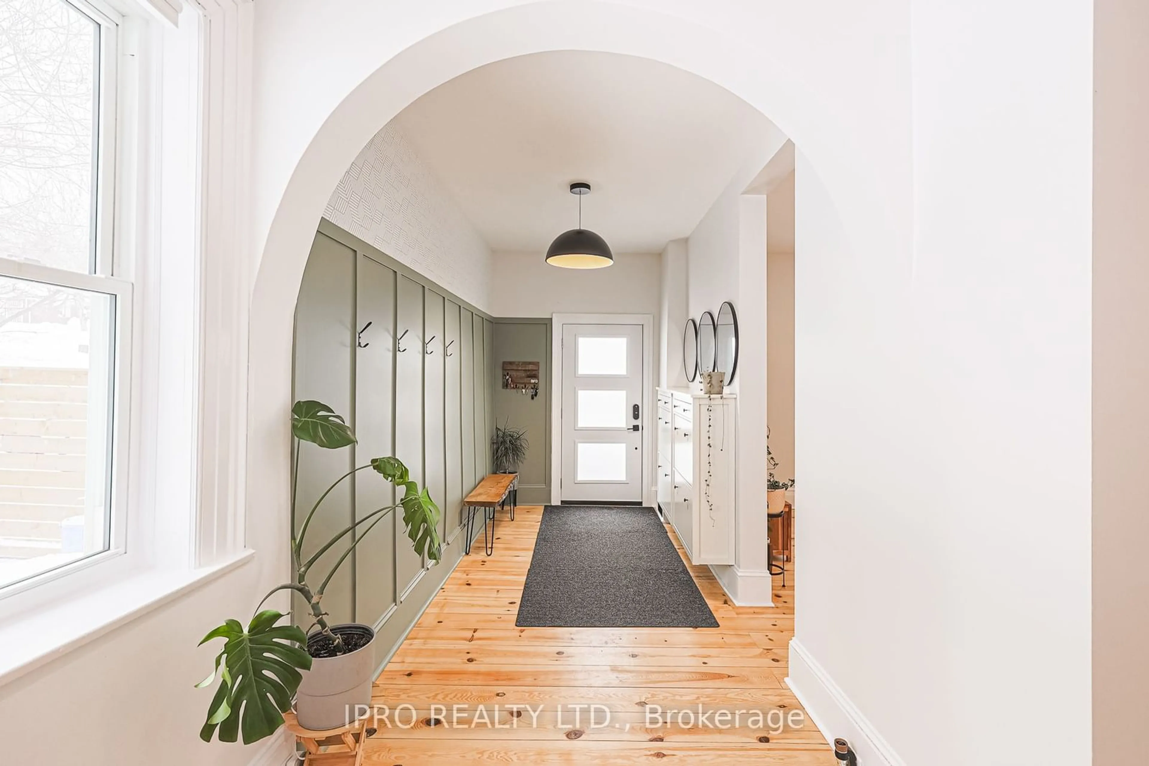 Indoor entryway for 19051 Centre St, East Gwillimbury Ontario L0G 1M0