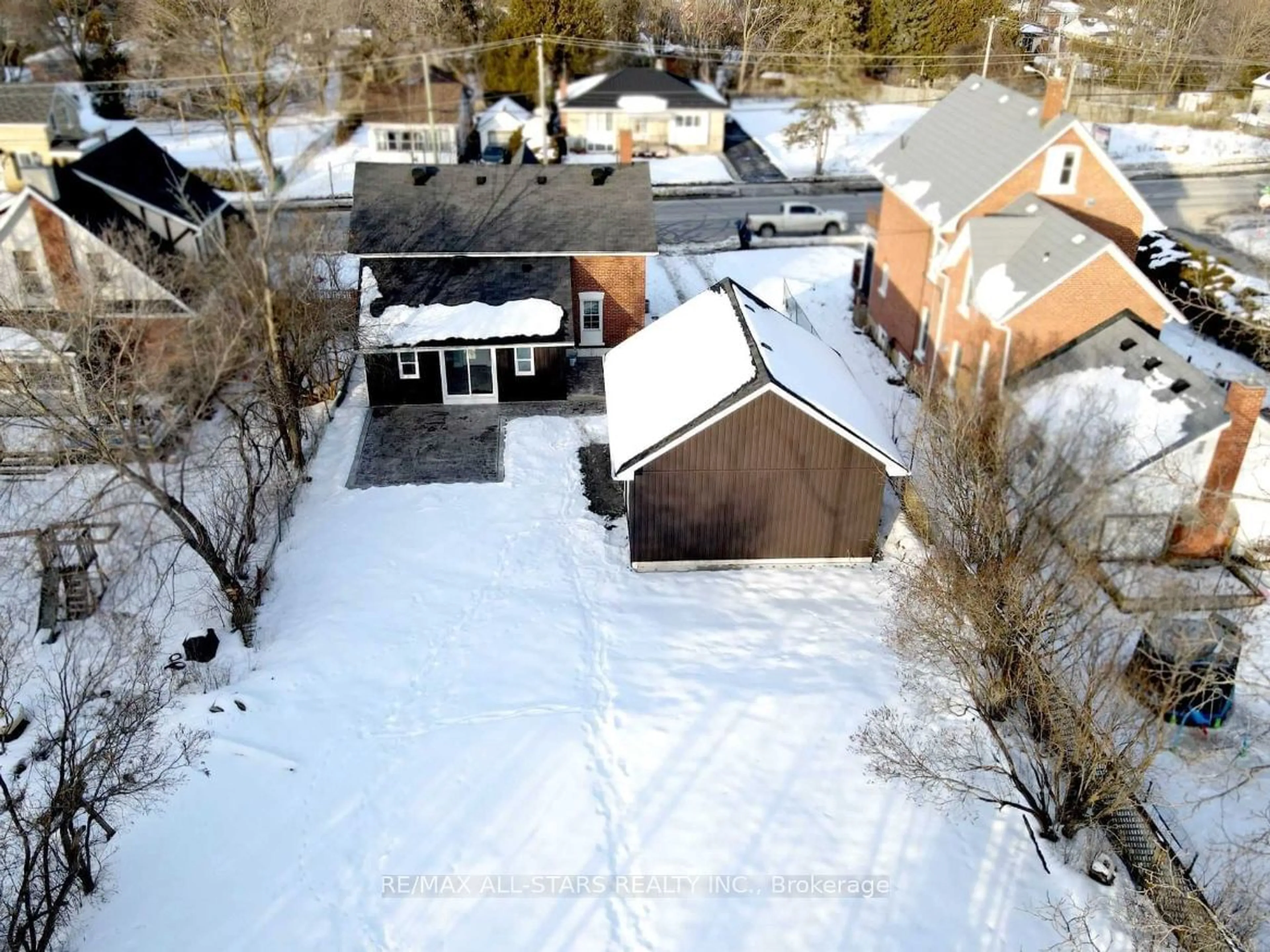 A pic from outside/outdoor area/front of a property/back of a property/a pic from drone, street for 501 Simcoe St, Brock Ontario L0K 1A0