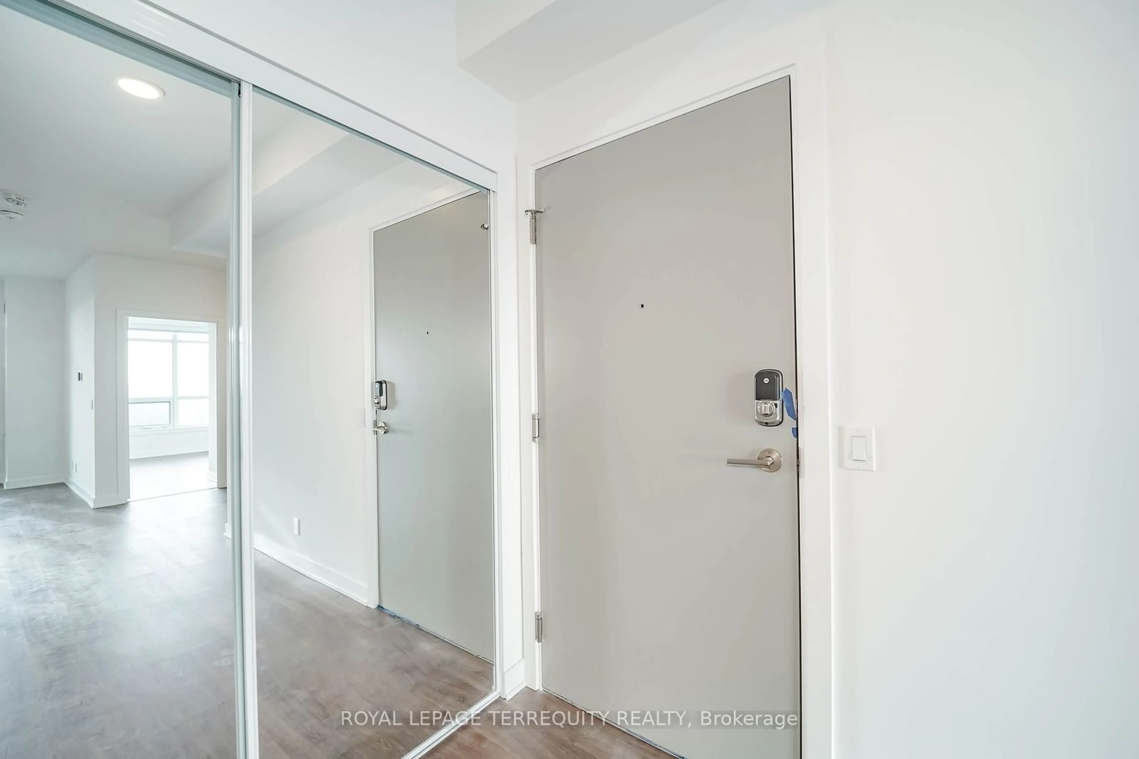 Indoor entryway for 50 Upper Mall Way #2612, Vaughan Ontario L4J 0J2