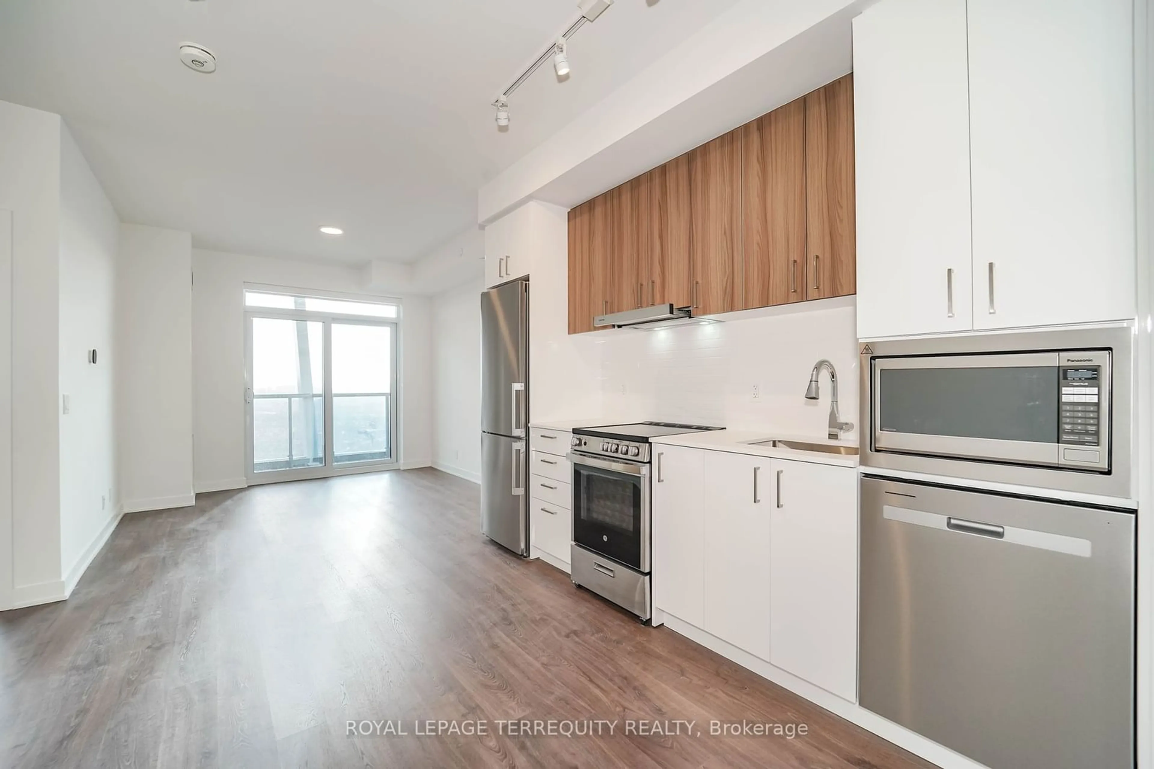 Open concept kitchen, wood/laminate floor for 50 Upper Mall Way #2612, Vaughan Ontario L4J 0J2