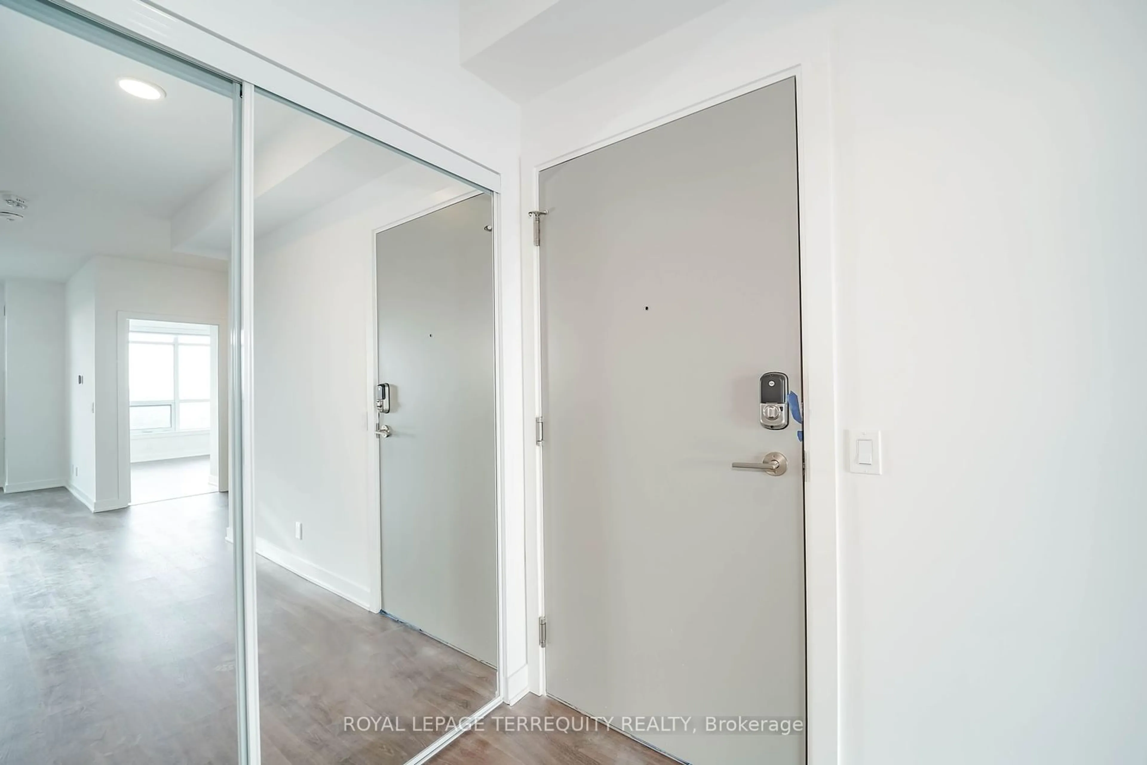 Indoor entryway for 50 Upper Mall Way #2712, Vaughan Ontario L4J 0J2