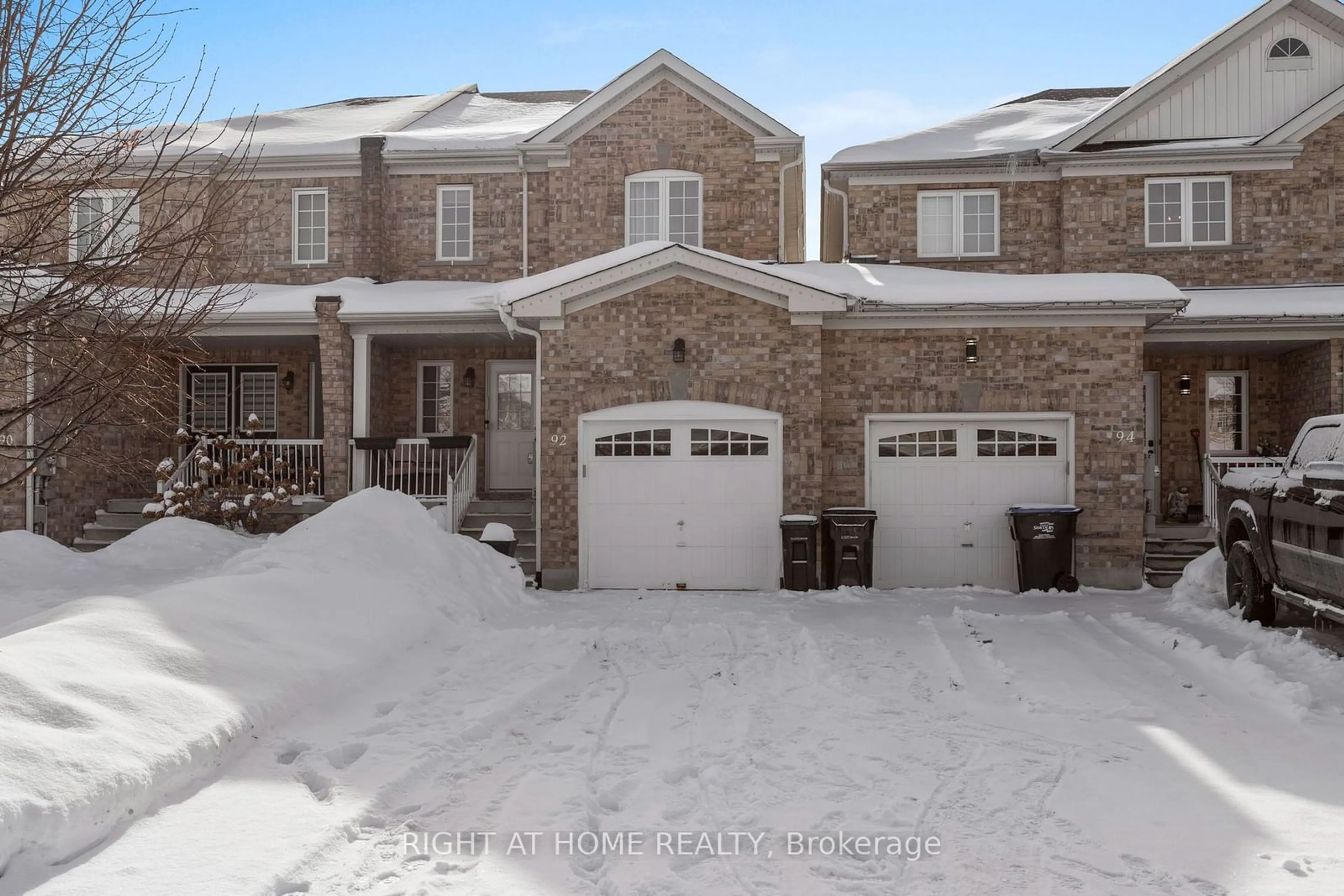 A pic from outside/outdoor area/front of a property/back of a property/a pic from drone, street for 92 STONEMOUNT Cres, Essa Ontario L3W 0E6