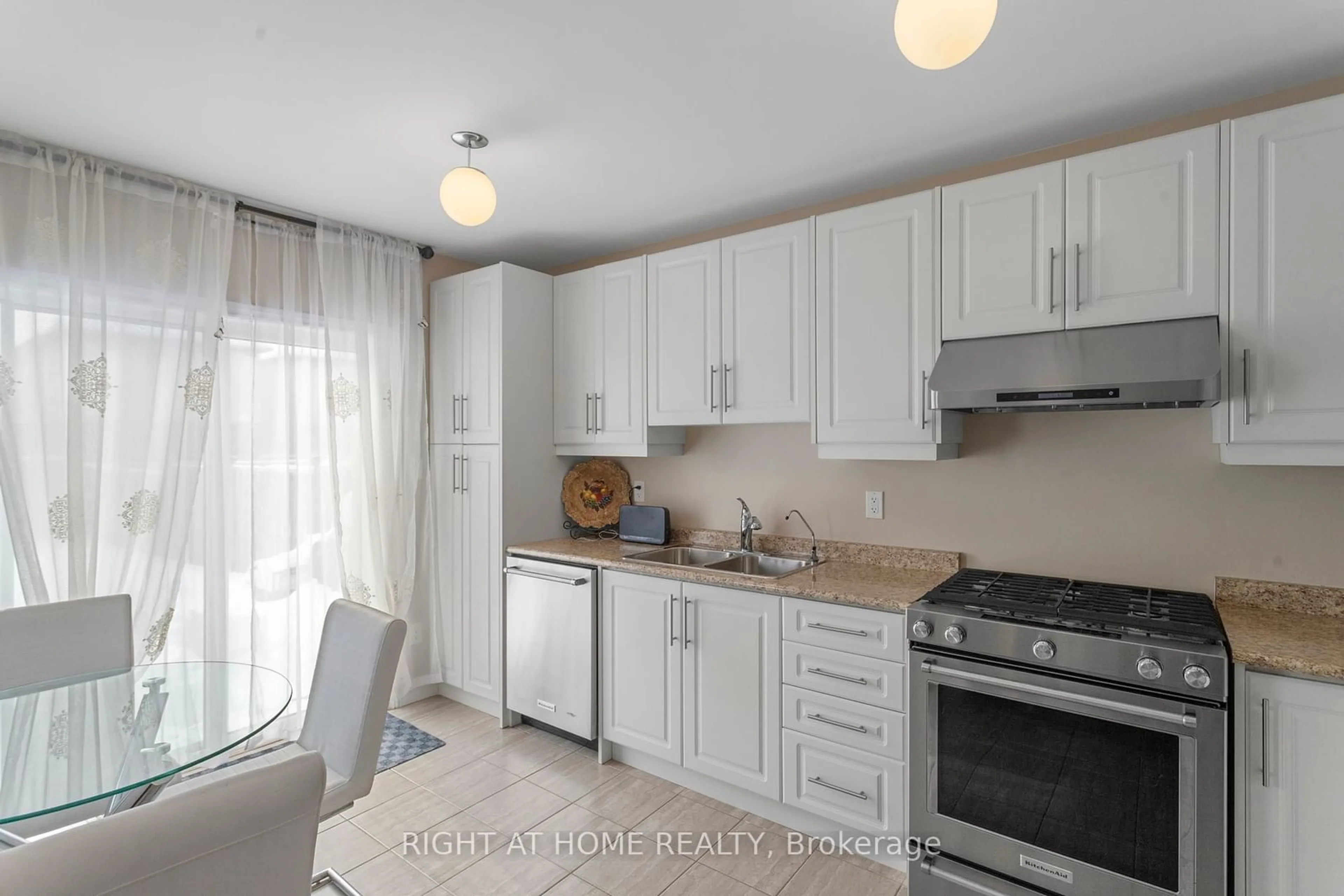 Standard kitchen, unknown for 92 STONEMOUNT Cres, Essa Ontario L3W 0E6