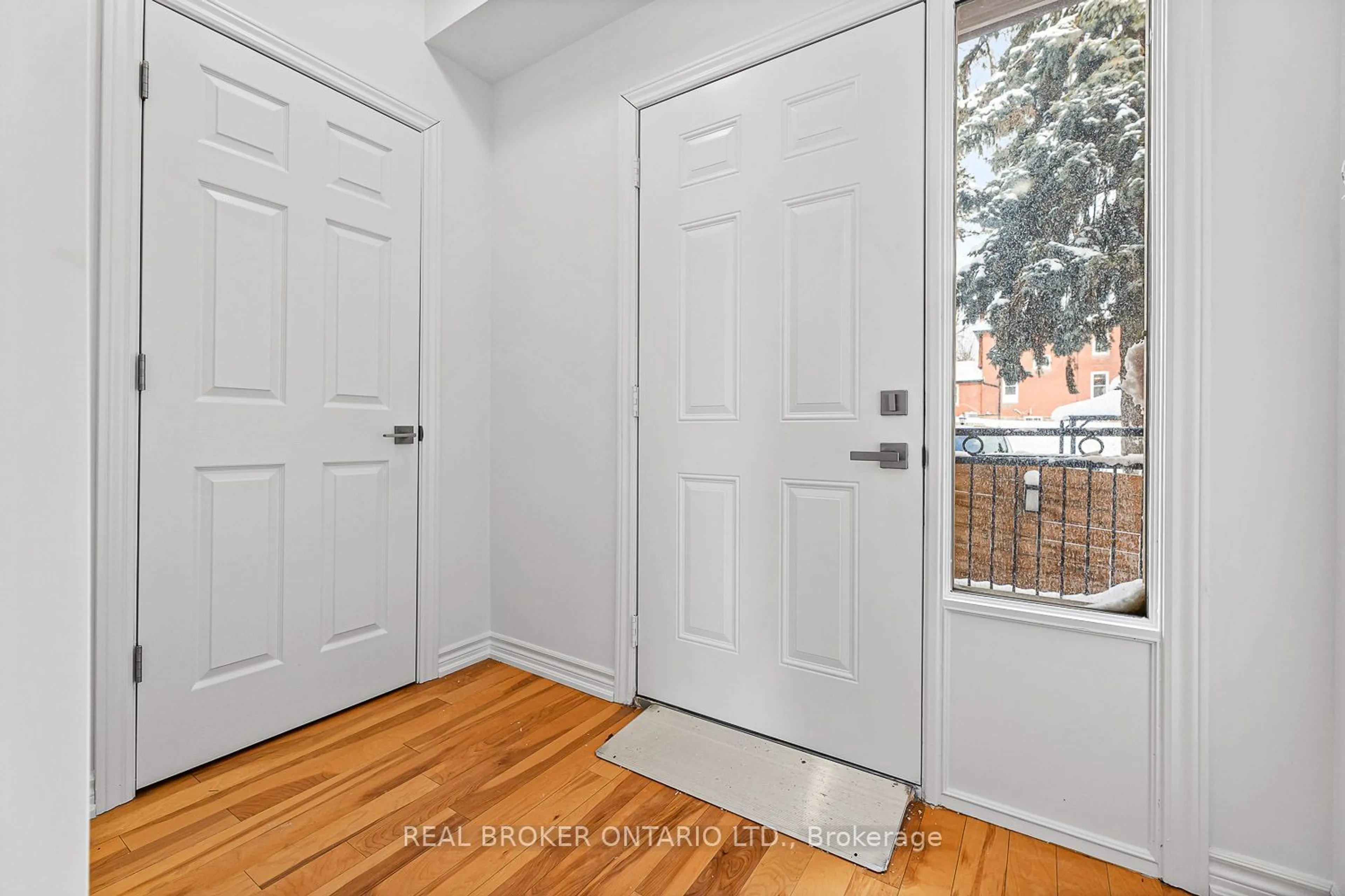 Indoor entryway for 128 Barrie St #101, Bradford West Gwillimbury Ontario L3Z 1L1