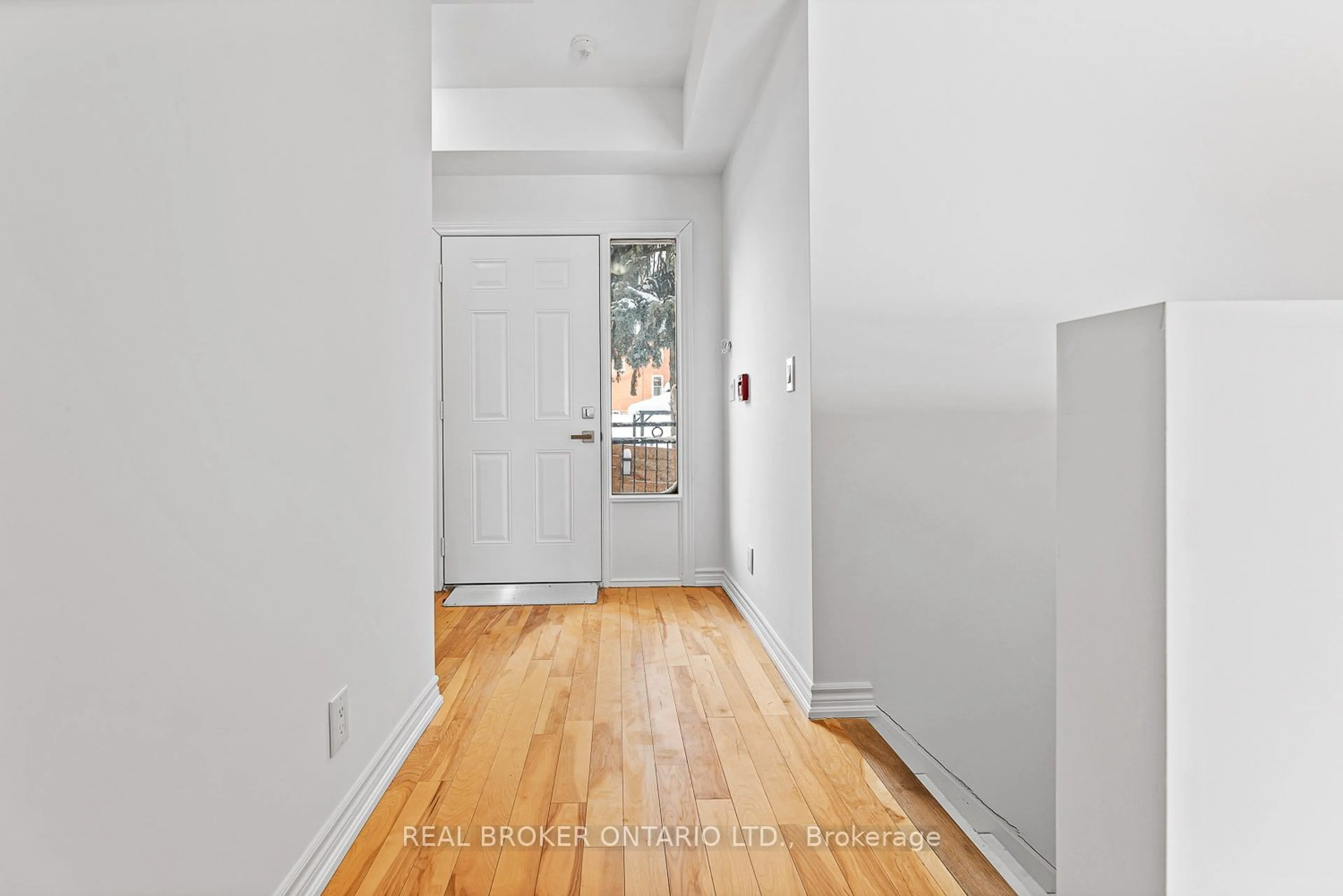 Indoor entryway for 128 Barrie St #101, Bradford West Gwillimbury Ontario L3Z 1L1