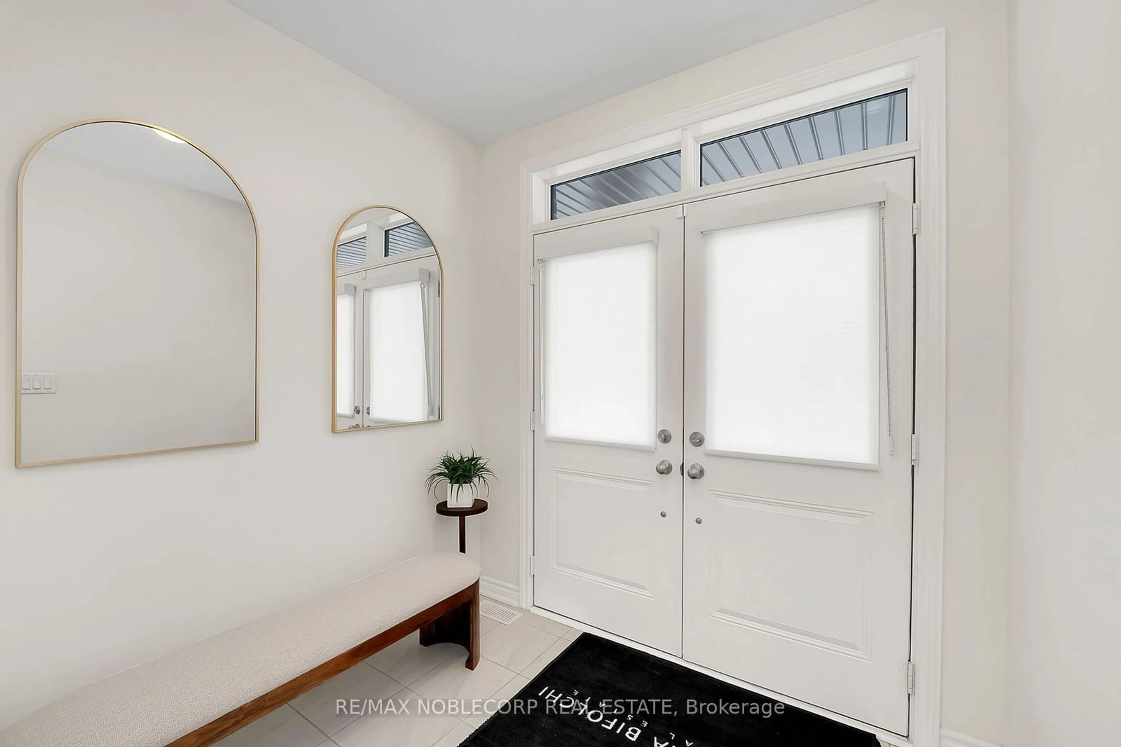 Indoor entryway for 31 Holyrood Cres, Vaughan Ontario L4H 5G2