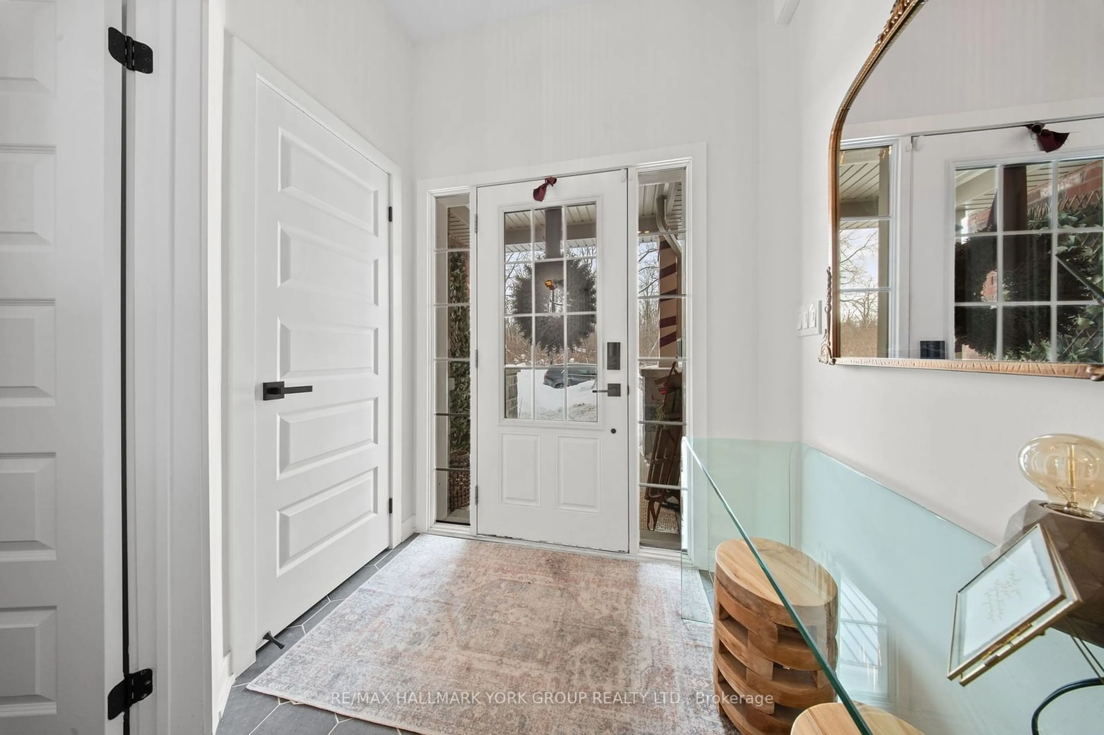 Indoor entryway for 27 Anne Pegg Cres, Georgina Ontario L0E 1R0