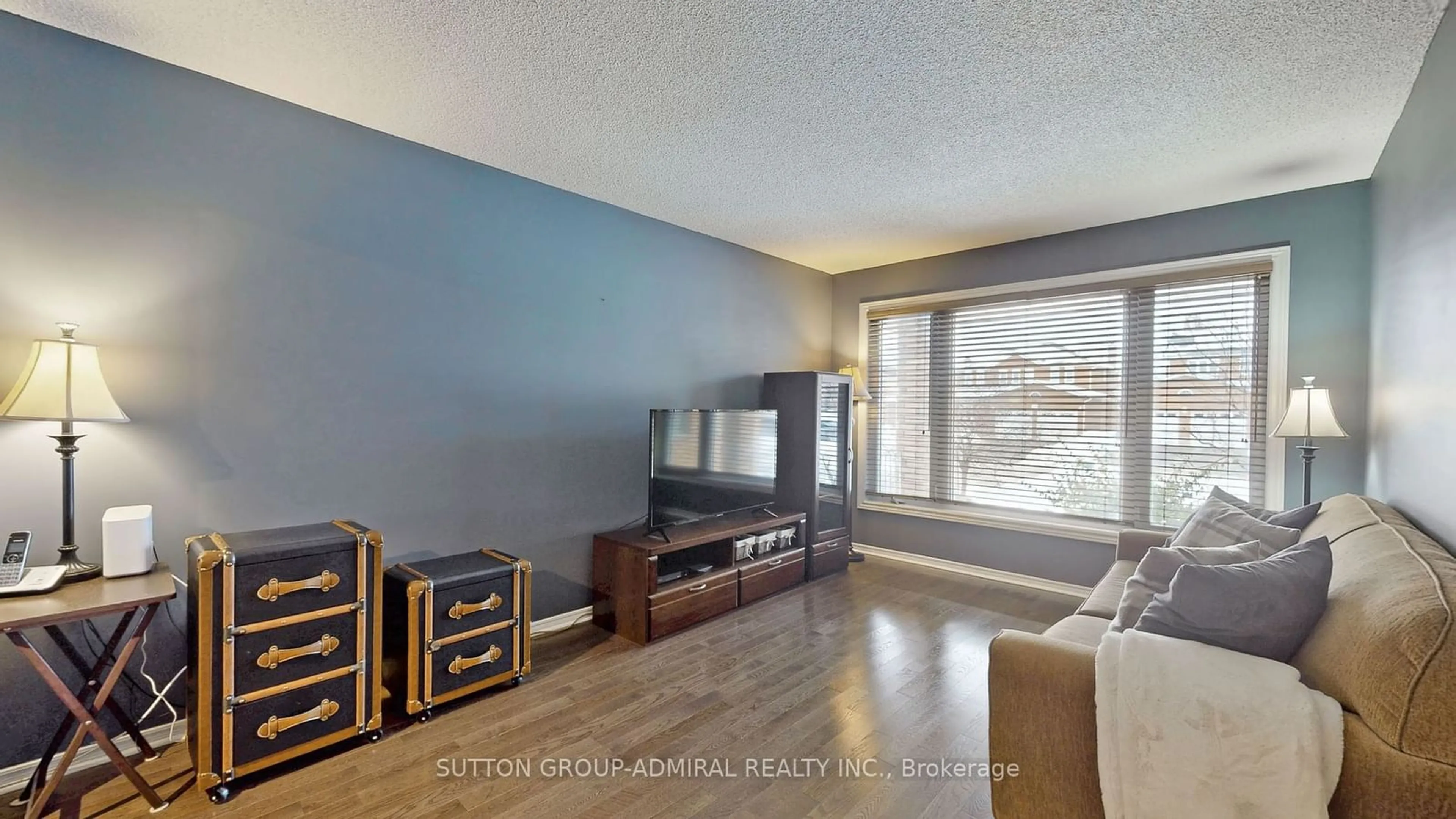 Living room with furniture, wood/laminate floor for 59 Foxhill Dr, Vaughan Ontario L6A 1K1