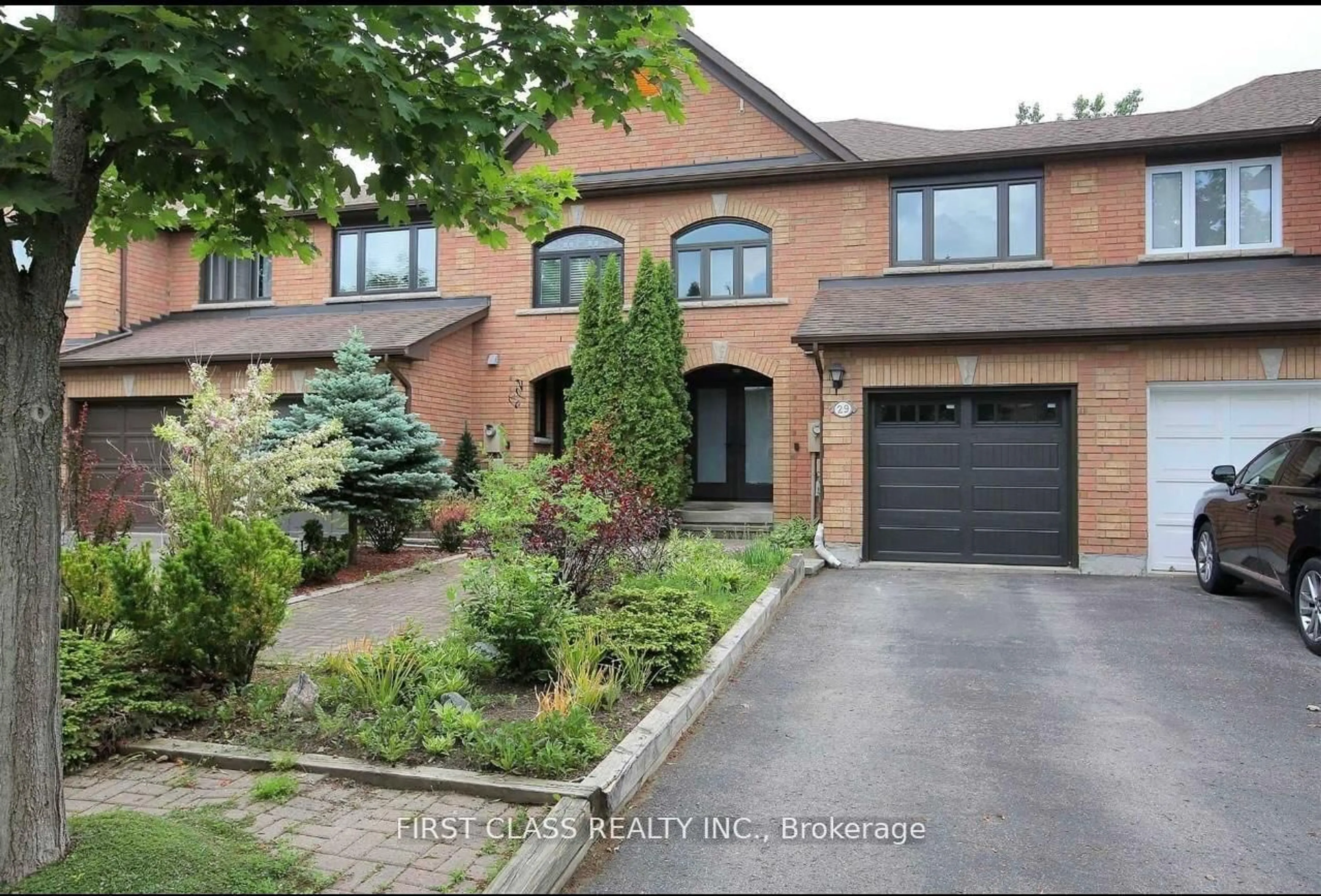 Home with brick exterior material, street for 29 Mistleflower Crt, Richmond Hill Ontario L4E 3T9