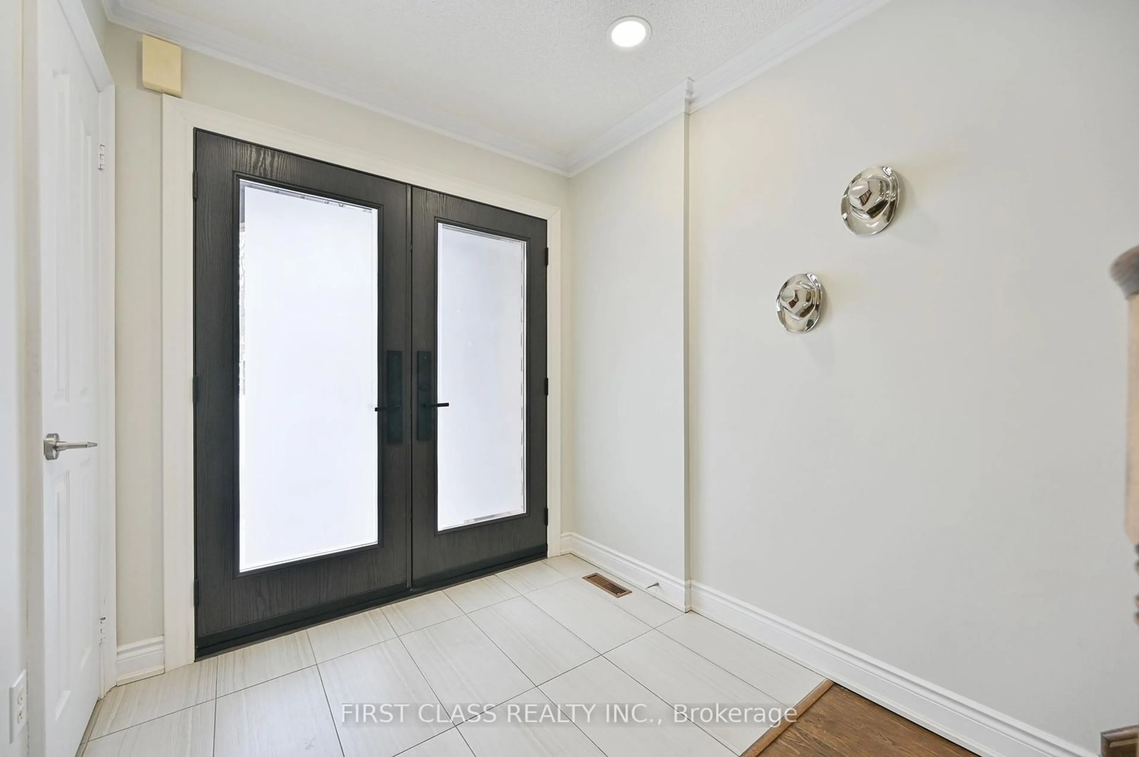 Indoor entryway for 29 Mistleflower Crt, Richmond Hill Ontario L4E 3T9