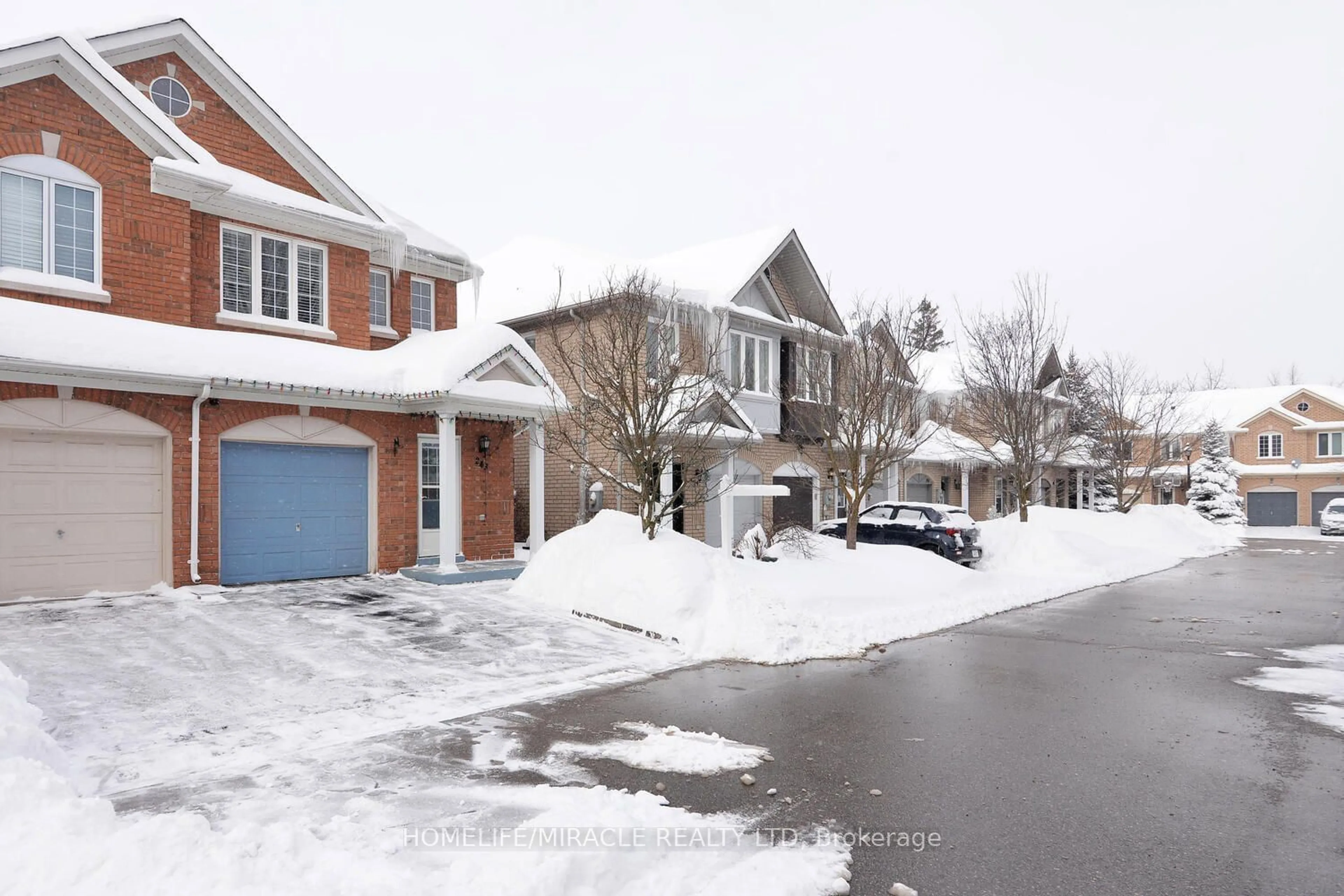 A pic from outside/outdoor area/front of a property/back of a property/a pic from drone, street for 243 Tom Taylor Cres, Newmarket Ontario L3X 3E9