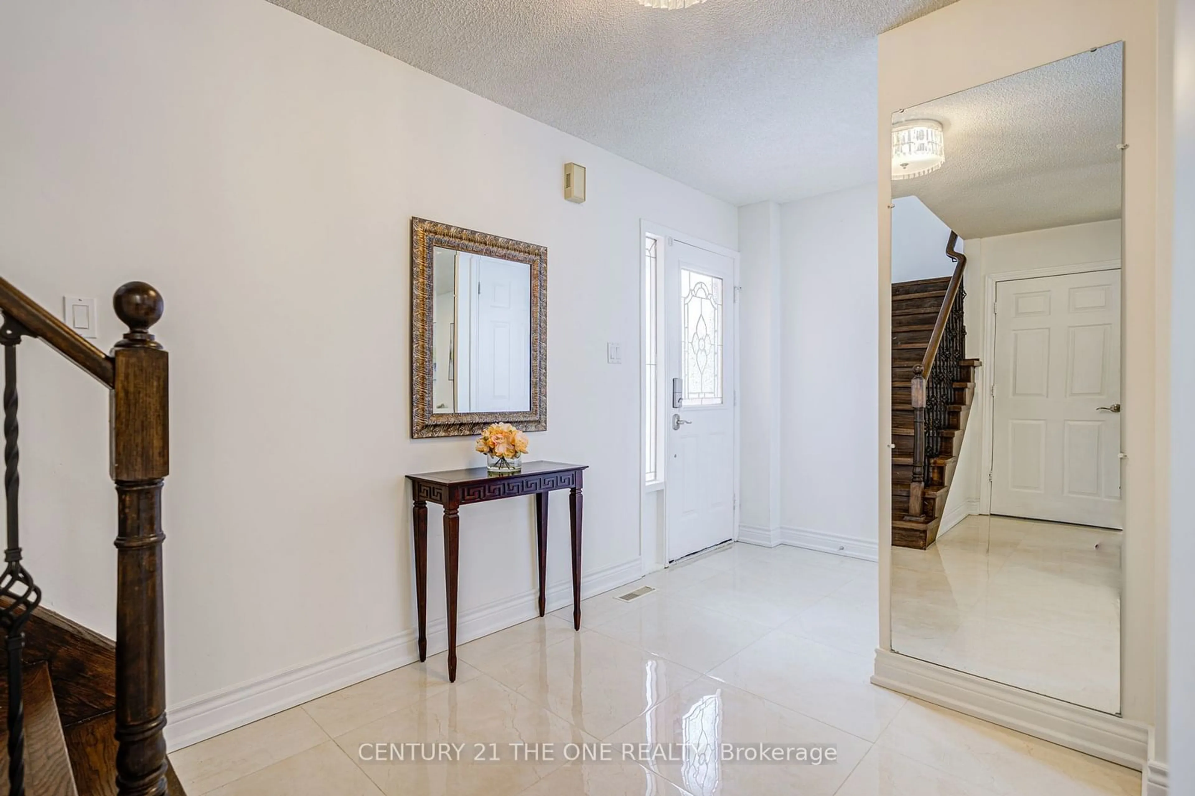 Indoor foyer for 220 Bernard Ave, Richmond Hill Ontario L4S 1E3