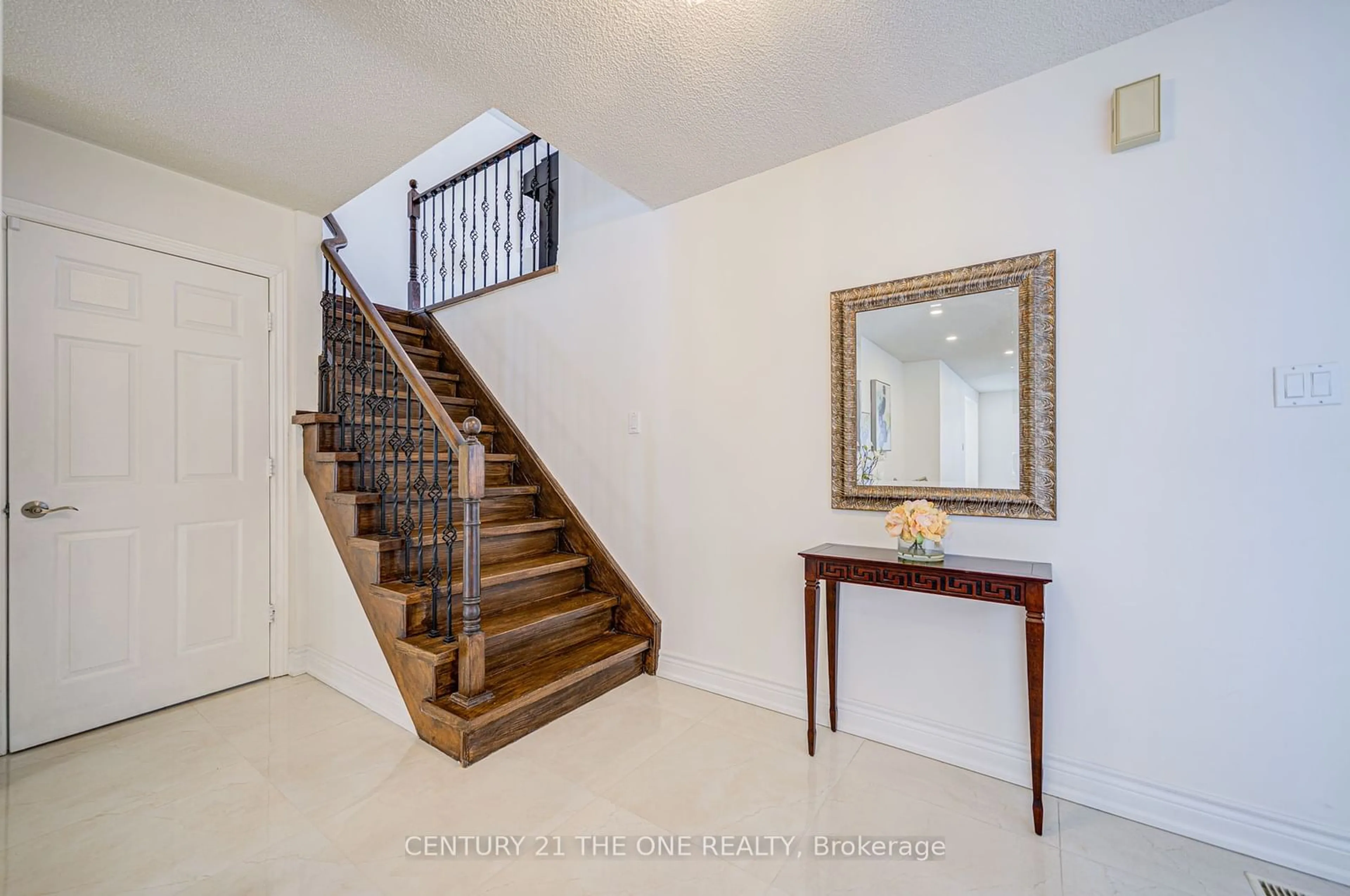 Indoor entryway for 220 Bernard Ave, Richmond Hill Ontario L4S 1E3