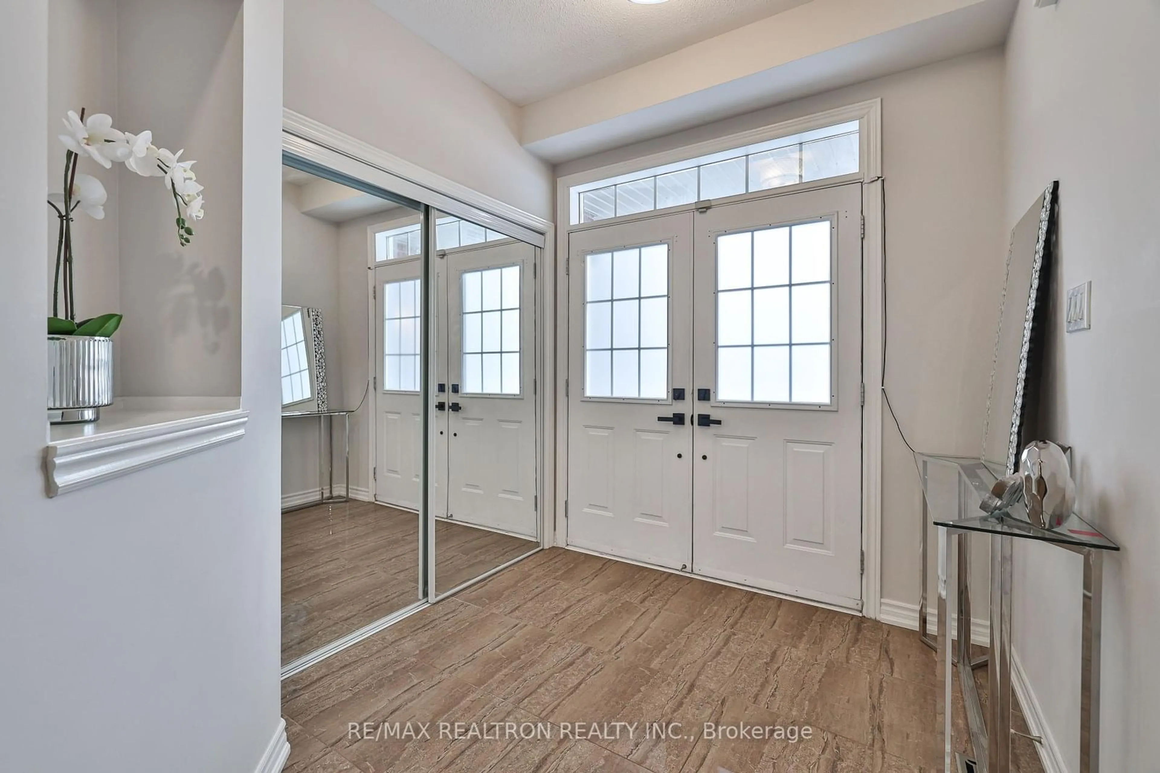 Indoor entryway for 50 Brumstead Dr, Richmond Hill Ontario L4E 4Y6