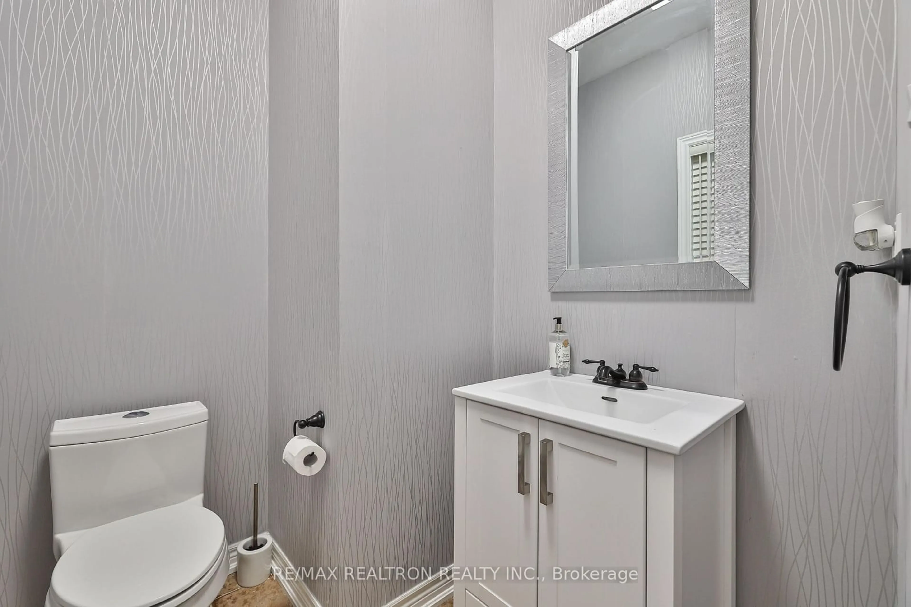 Standard bathroom, ceramic/tile floor for 50 Brumstead Dr, Richmond Hill Ontario L4E 4Y6