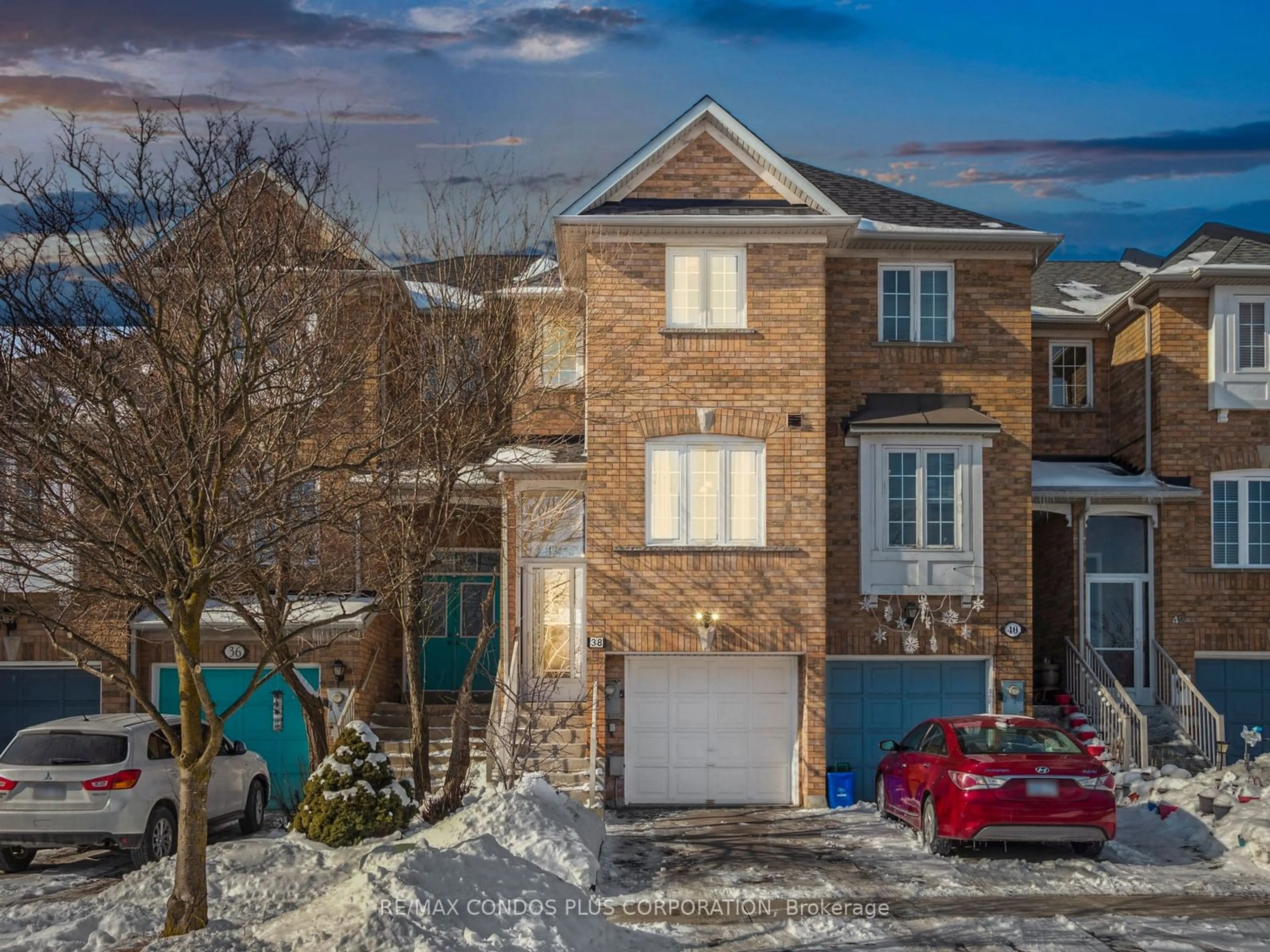 A pic from outside/outdoor area/front of a property/back of a property/a pic from drone, street for 38 Coburg Cres, Richmond Hill Ontario L4B 4E1