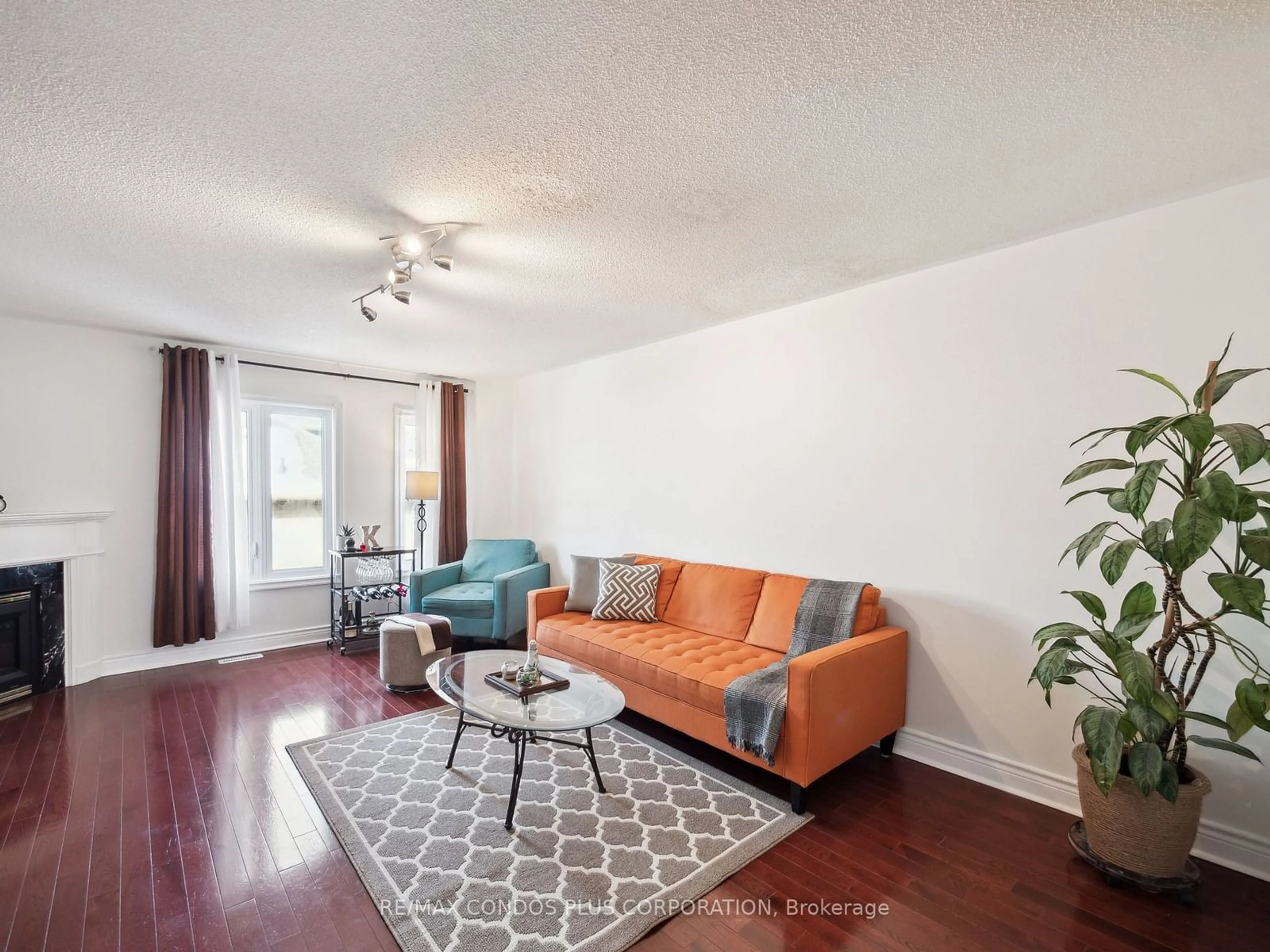 Living room with furniture, wood/laminate floor for 38 Coburg Cres, Richmond Hill Ontario L4B 4E1