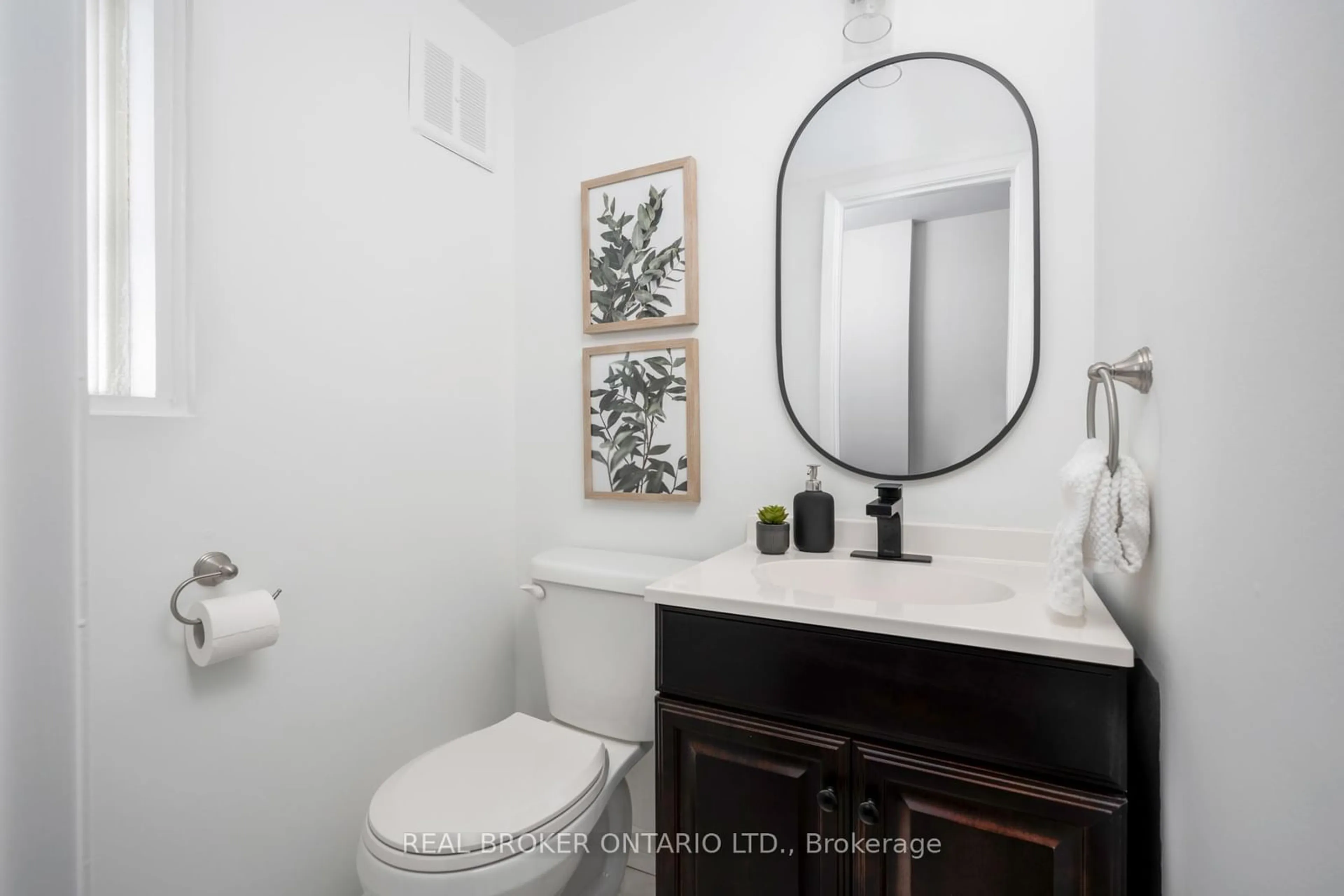 Standard bathroom, ceramic/tile floor for 17 Knightsbridge Way, Markham Ontario L3P 3W4