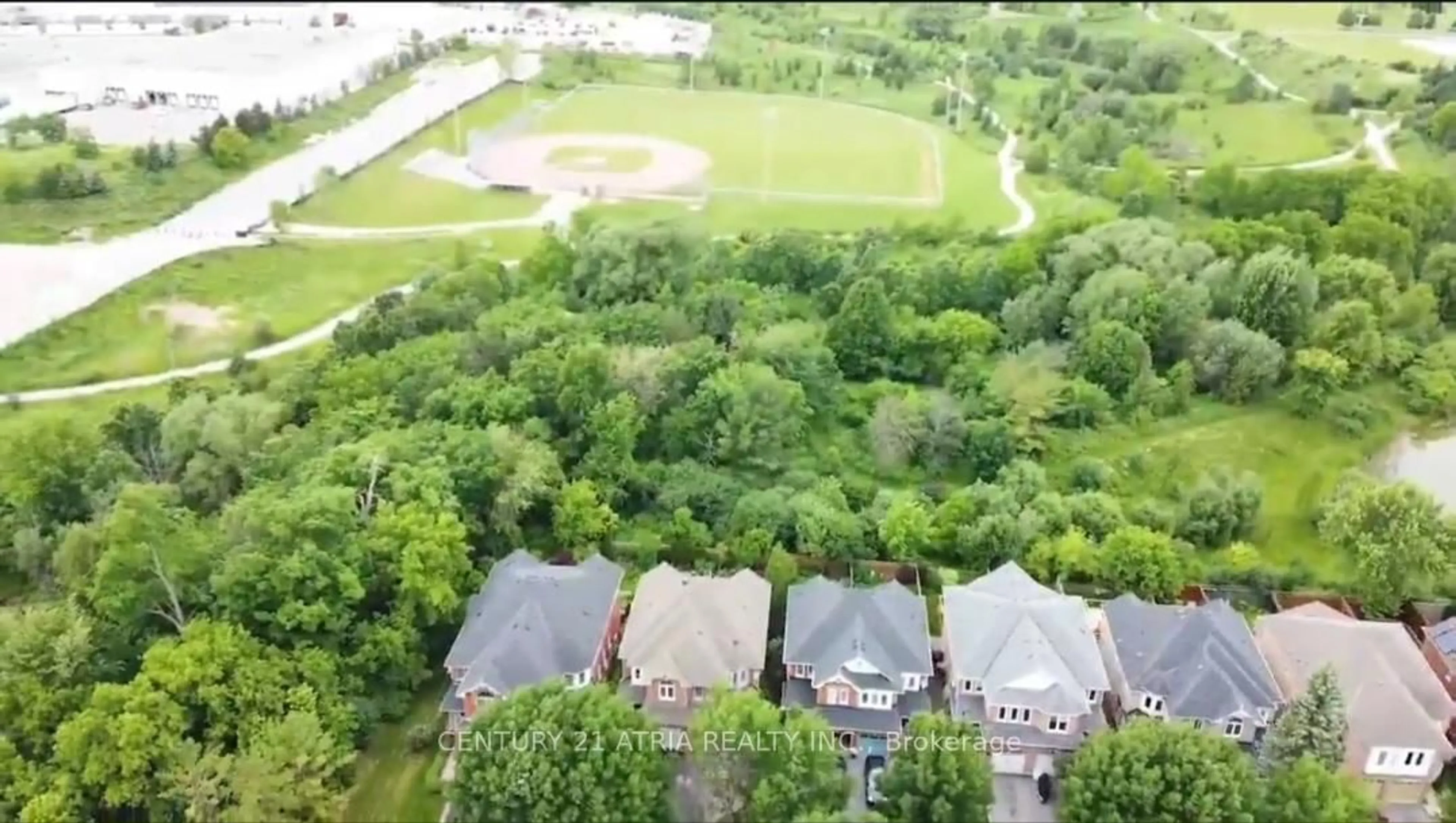 A pic from outside/outdoor area/front of a property/back of a property/a pic from drone, unknown for 98 Woodroof Cres, Aurora Ontario L4G 7H3