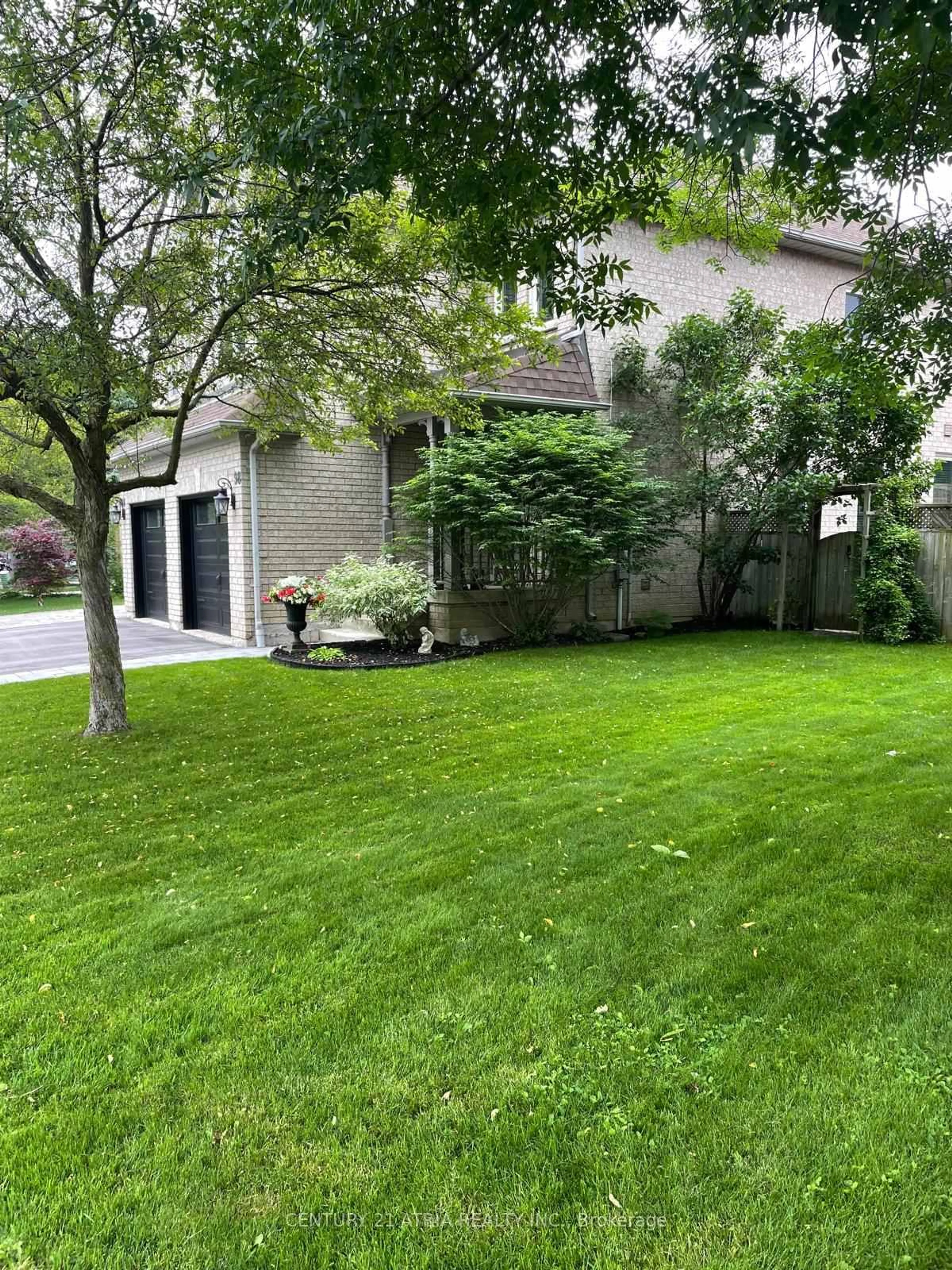 A pic from outside/outdoor area/front of a property/back of a property/a pic from drone, street for 98 Woodroof Cres, Aurora Ontario L4G 7H3