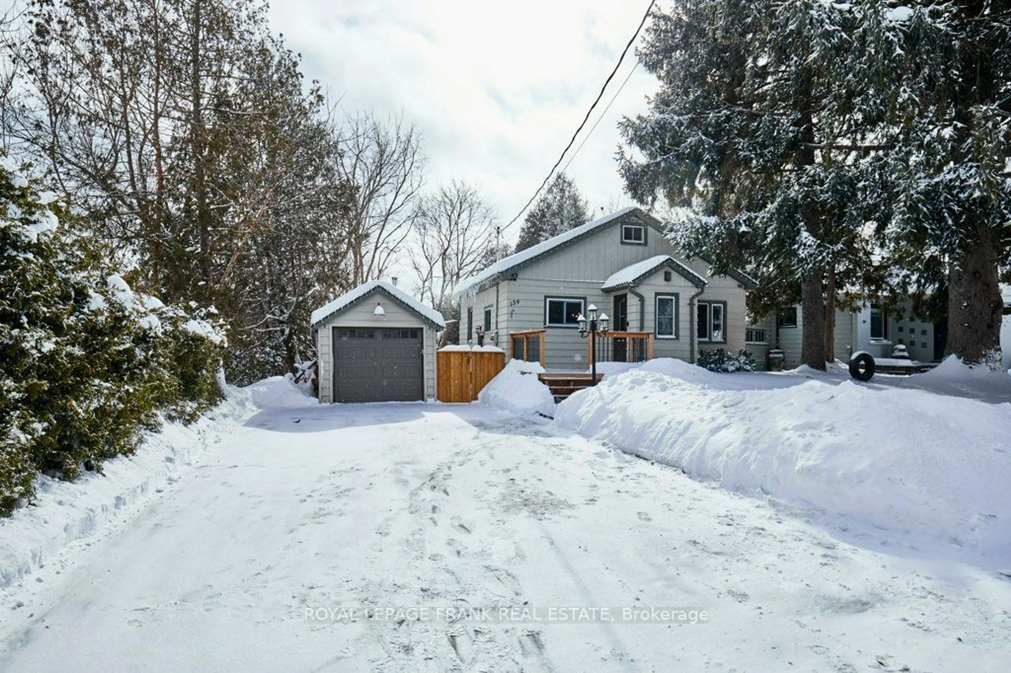 A pic from outside/outdoor area/front of a property/back of a property/a pic from drone, street for 154 Victoria Dr, Uxbridge Ontario L9P 1H2