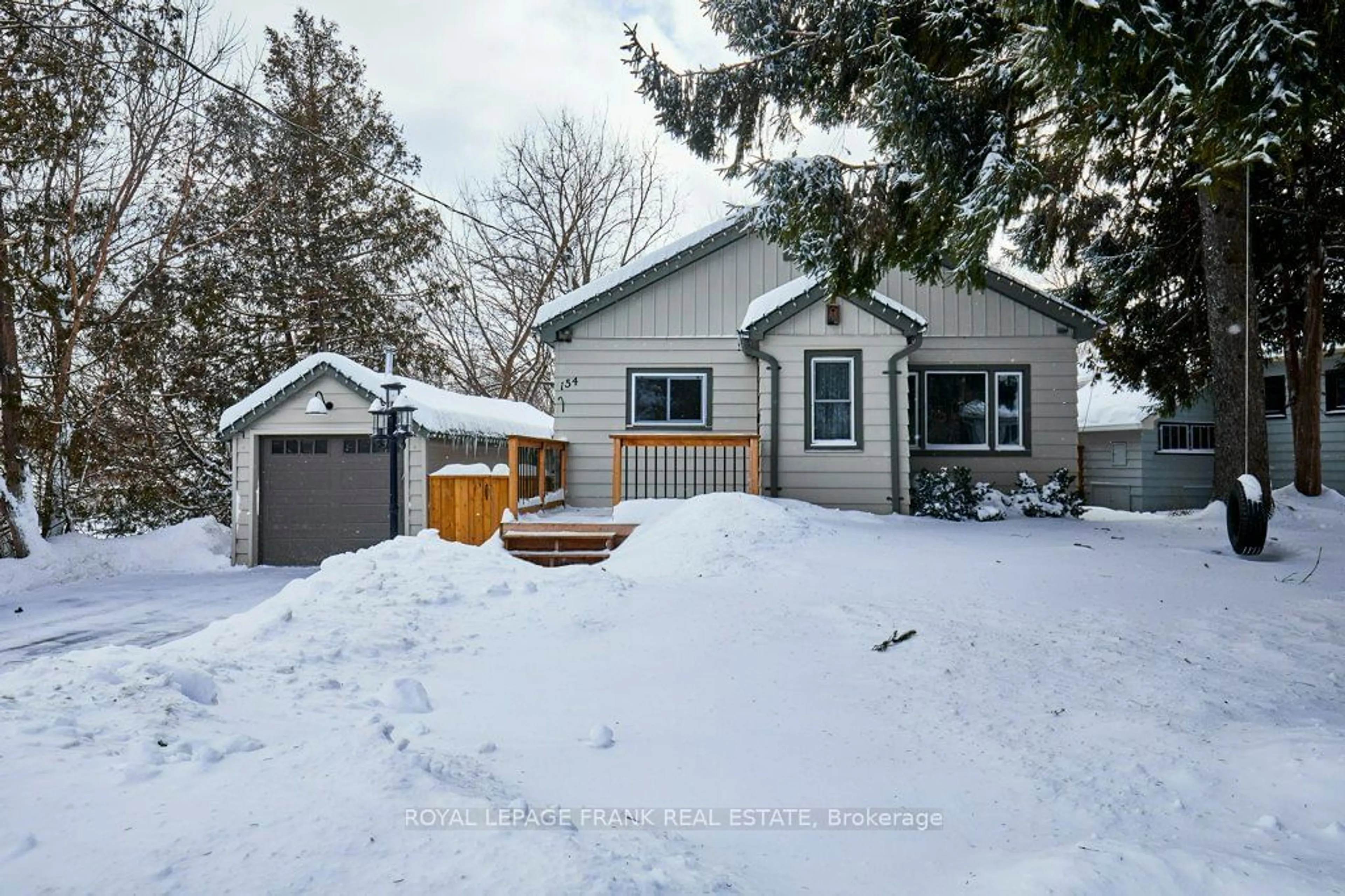 A pic from outside/outdoor area/front of a property/back of a property/a pic from drone, street for 154 Victoria Dr, Uxbridge Ontario L9P 1H2