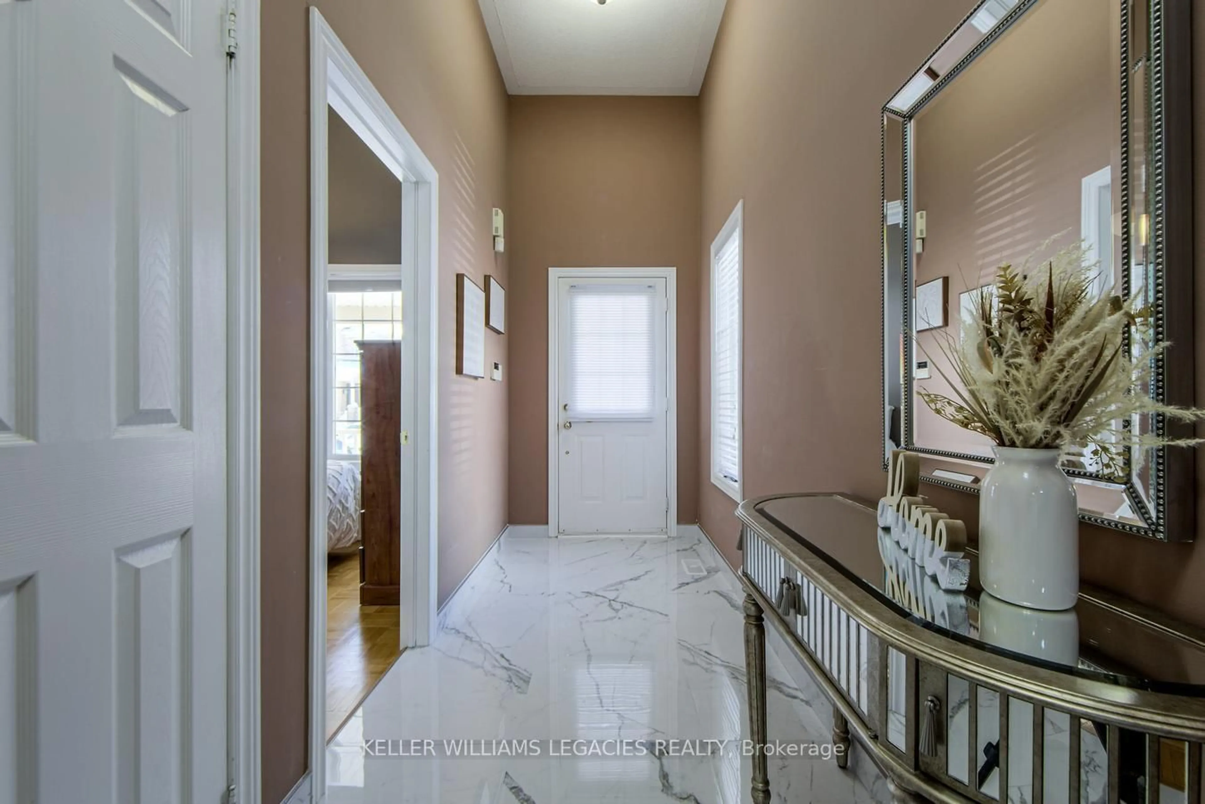 Indoor entryway for 93 Chateau Dr, Vaughan Ontario L4H 3B3