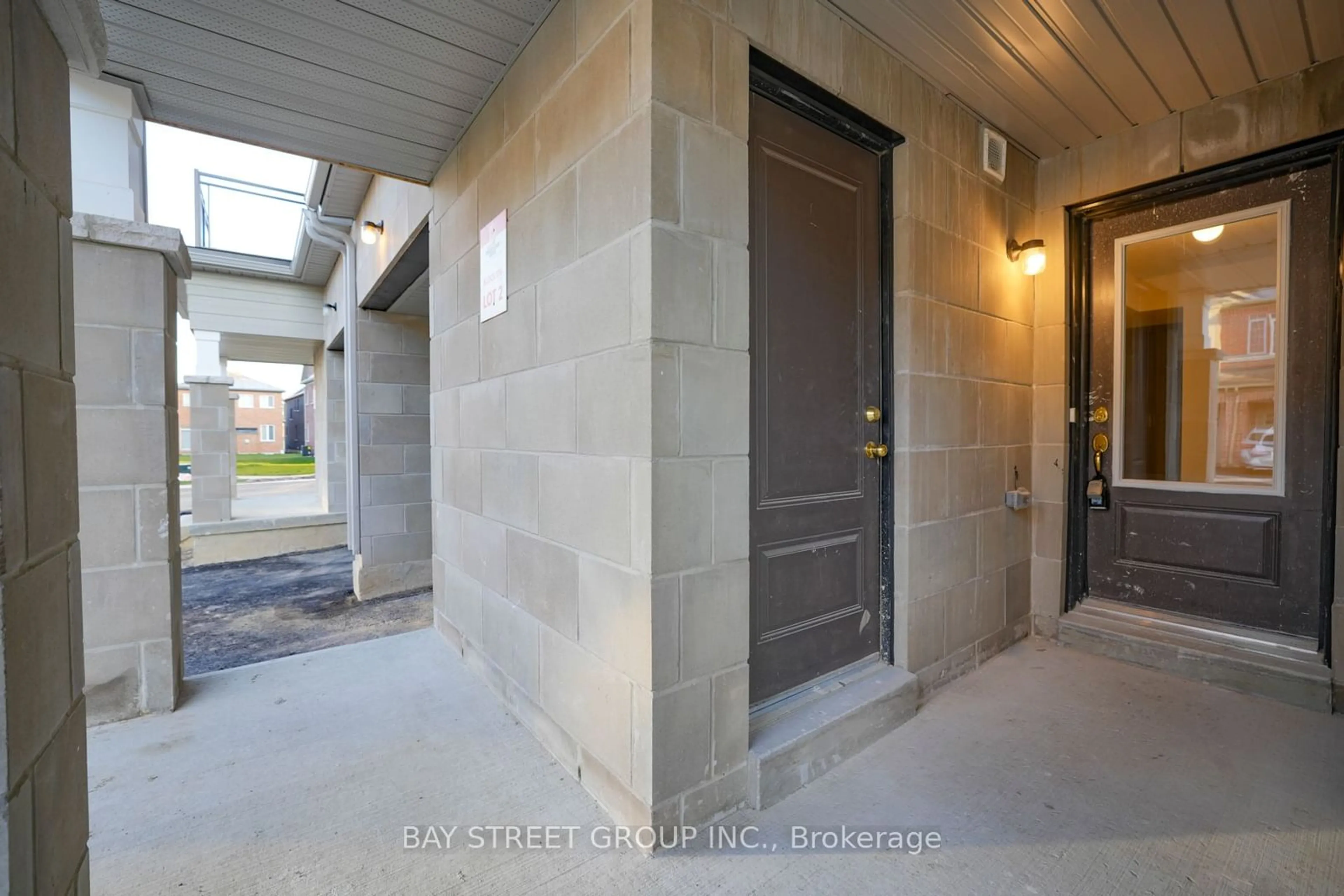 Indoor entryway for 105 Ness Dr, Richmond Hill Ontario L4S 0K9