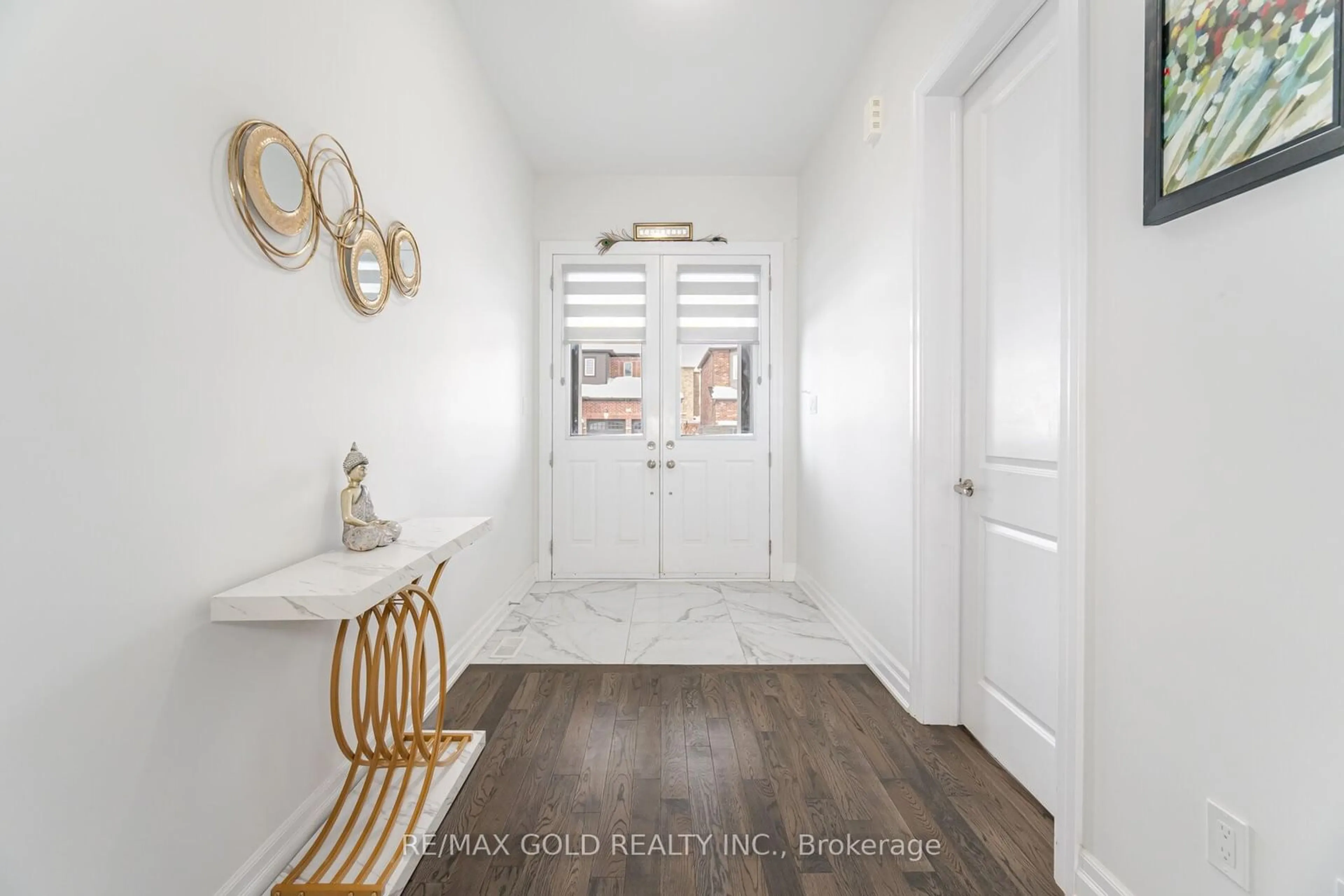 Indoor entryway for 1367 Harrington St, Innisfil Ontario L0L 1W0