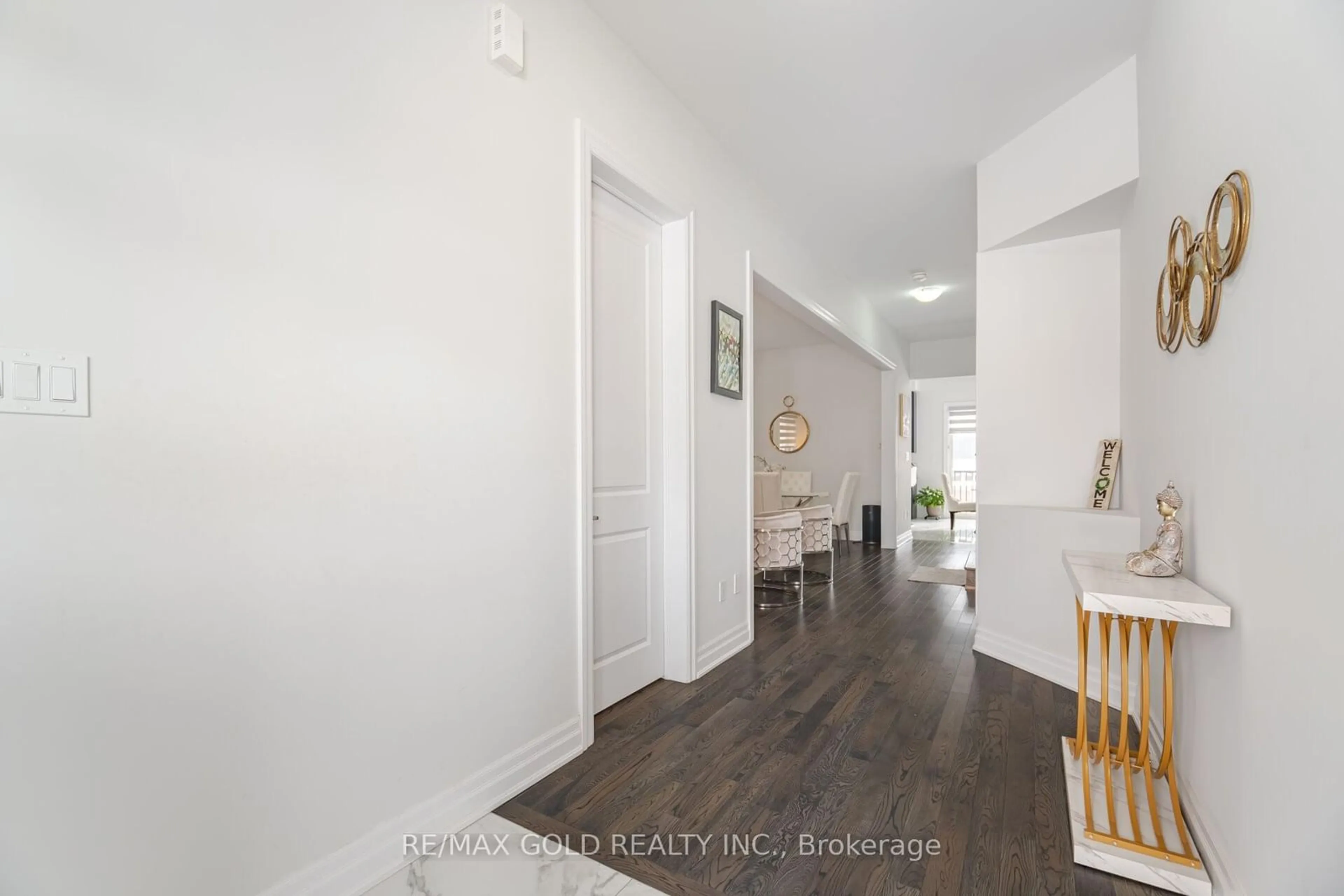 Indoor entryway for 1367 Harrington St, Innisfil Ontario L0L 1W0