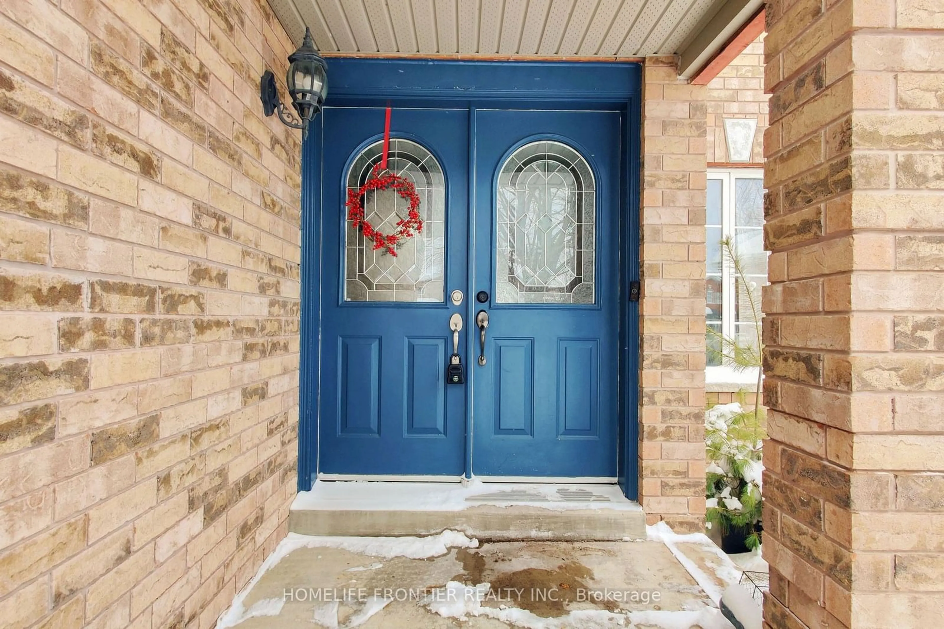 Indoor entryway for 28 Smith St, New Tecumseth Ontario L9R 1Z9