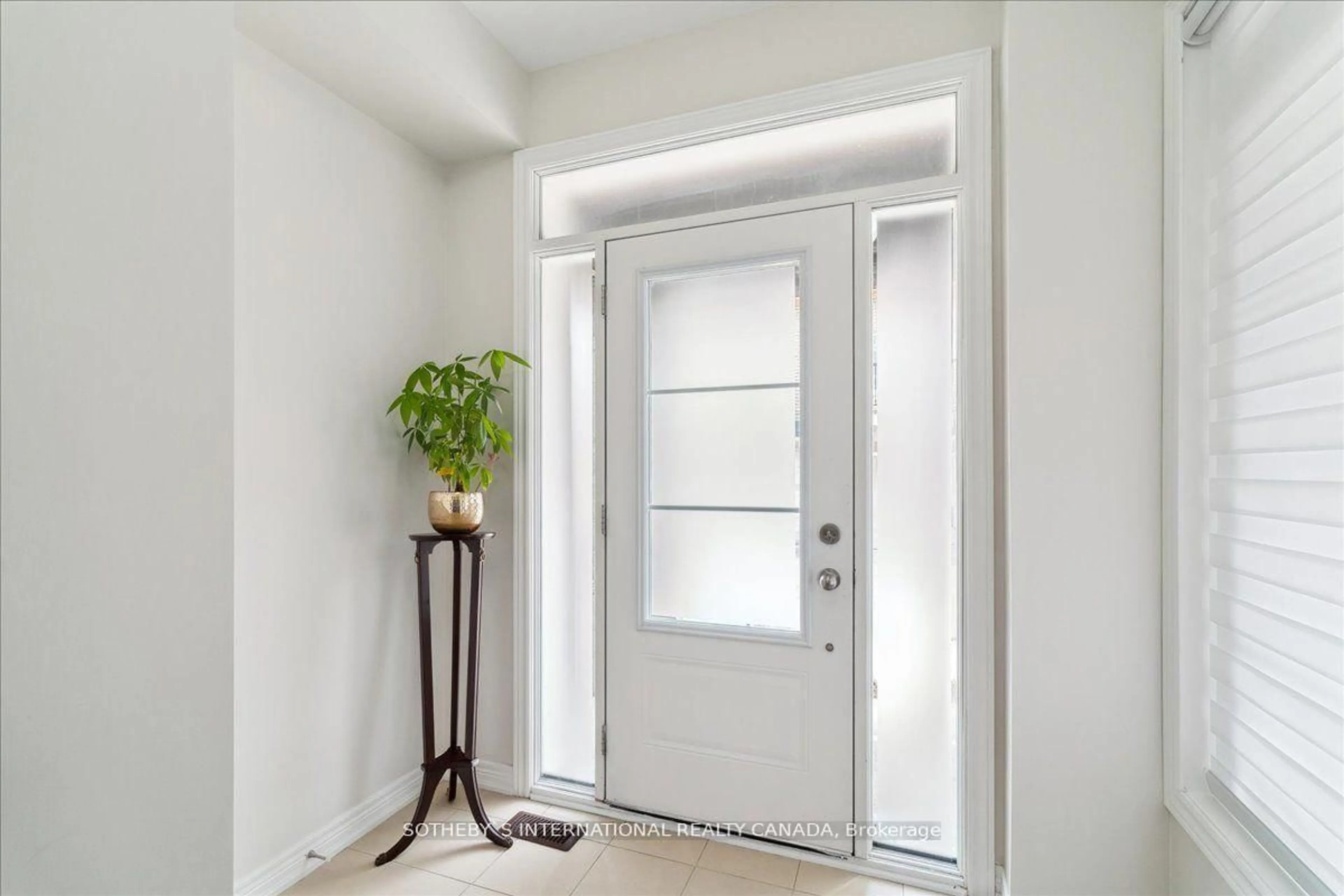 Indoor entryway for 12 Deep River Lane, Richmond Hill Ontario L4C 5S4