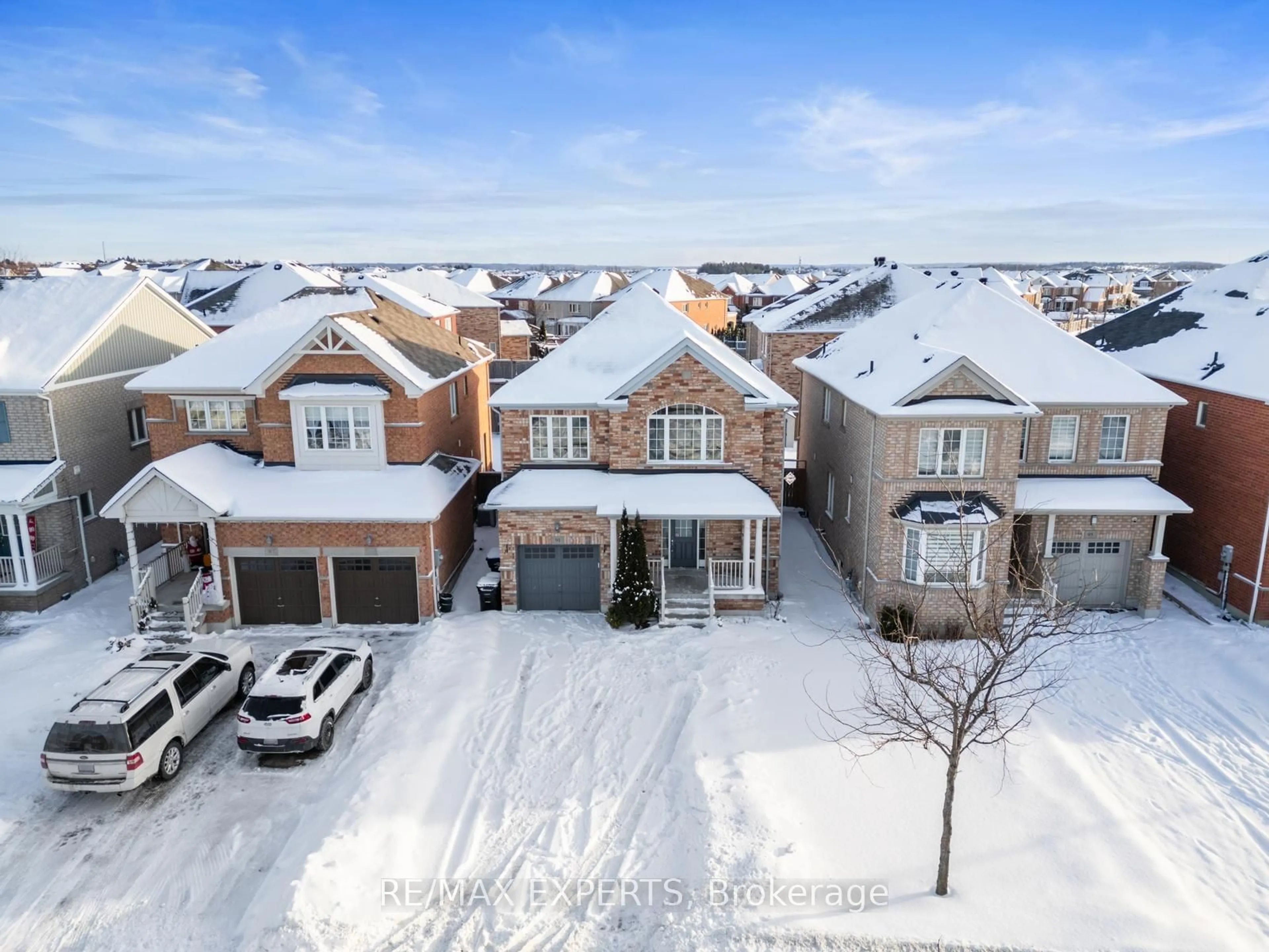 A pic from outside/outdoor area/front of a property/back of a property/a pic from drone, street for 91 Cousteau Dr, Bradford West Gwillimbury Ontario L3Z 0H8