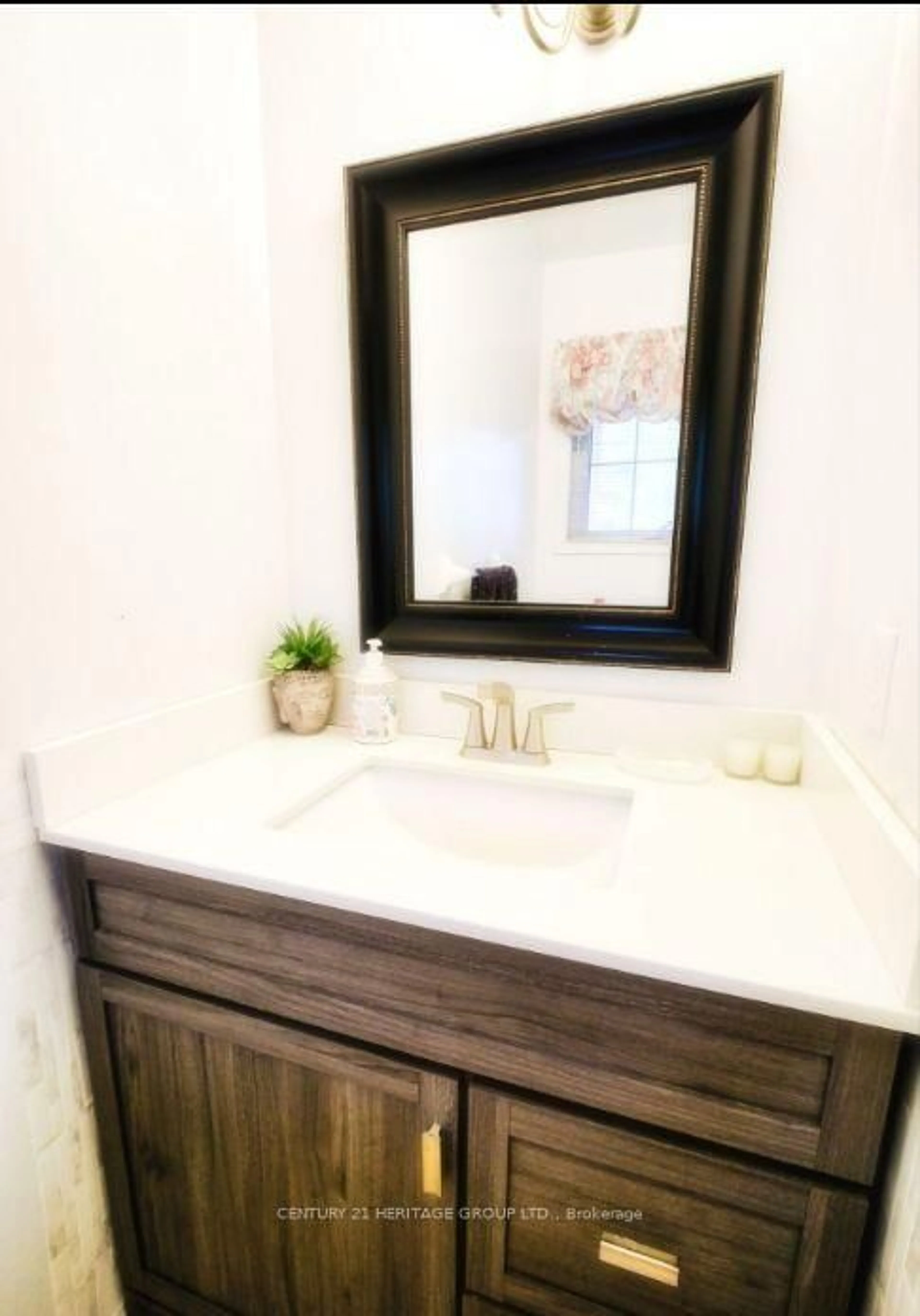 Contemporary bathroom, unknown for 765 Dillman Ave, Newmarket Ontario L3X 2K3