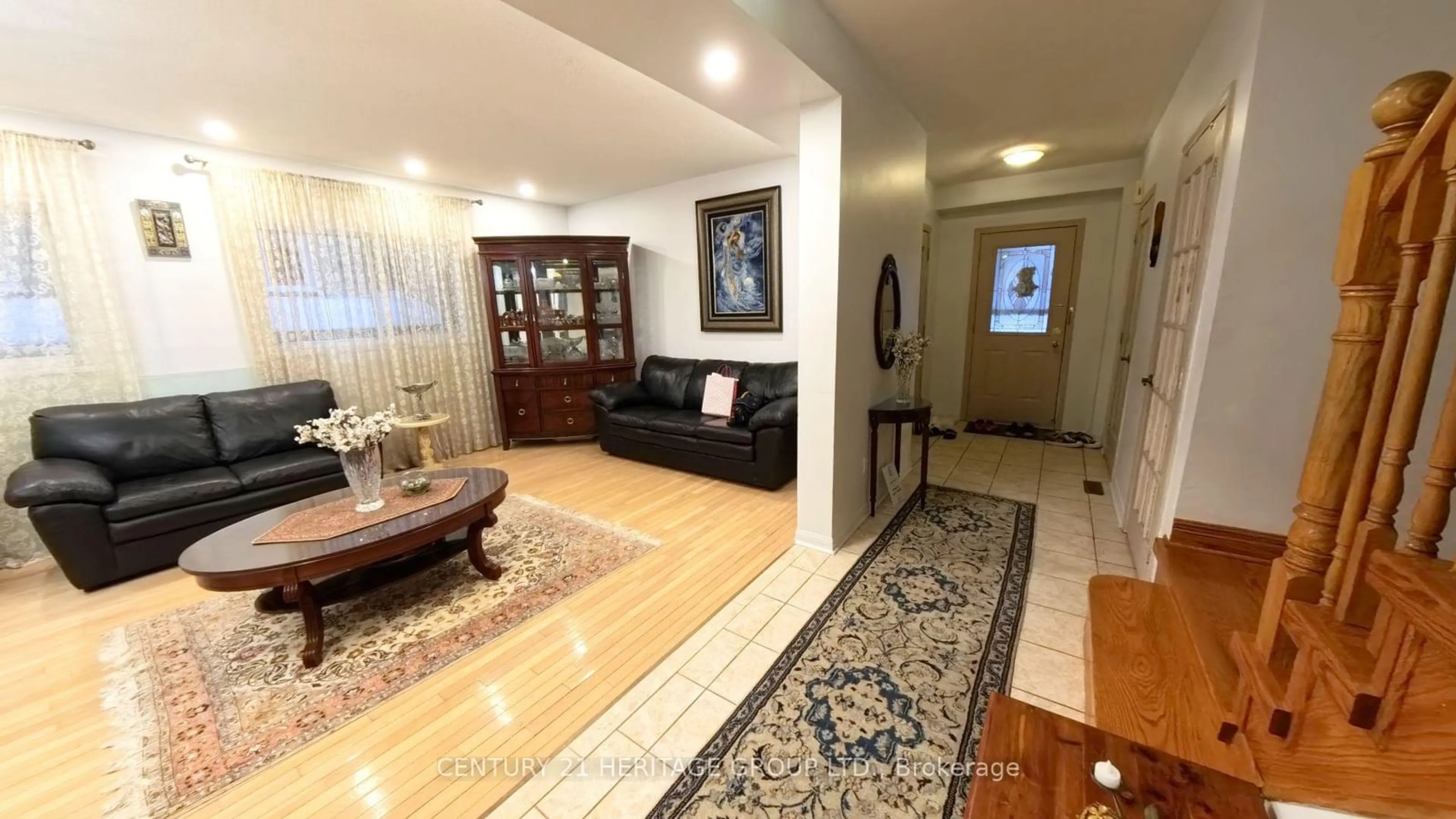 Indoor foyer for 765 Dillman Ave, Newmarket Ontario L3X 2K3