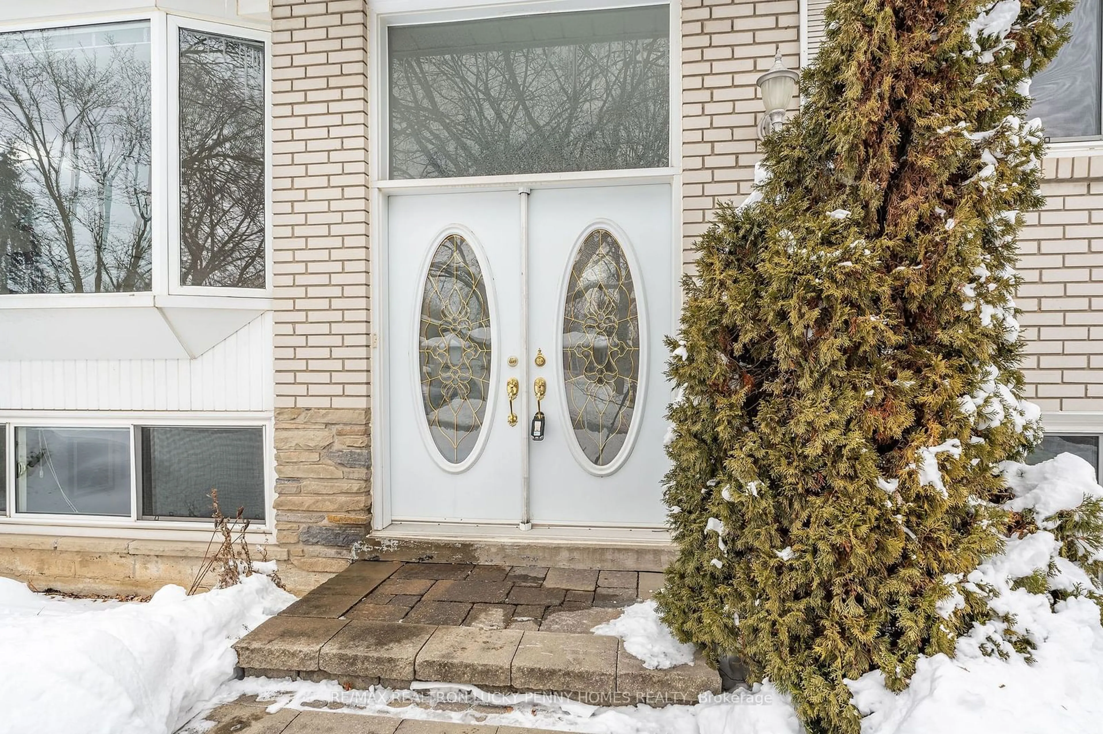 Indoor entryway for 20 Bakerdale Rd, Markham Ontario L3P 1J4