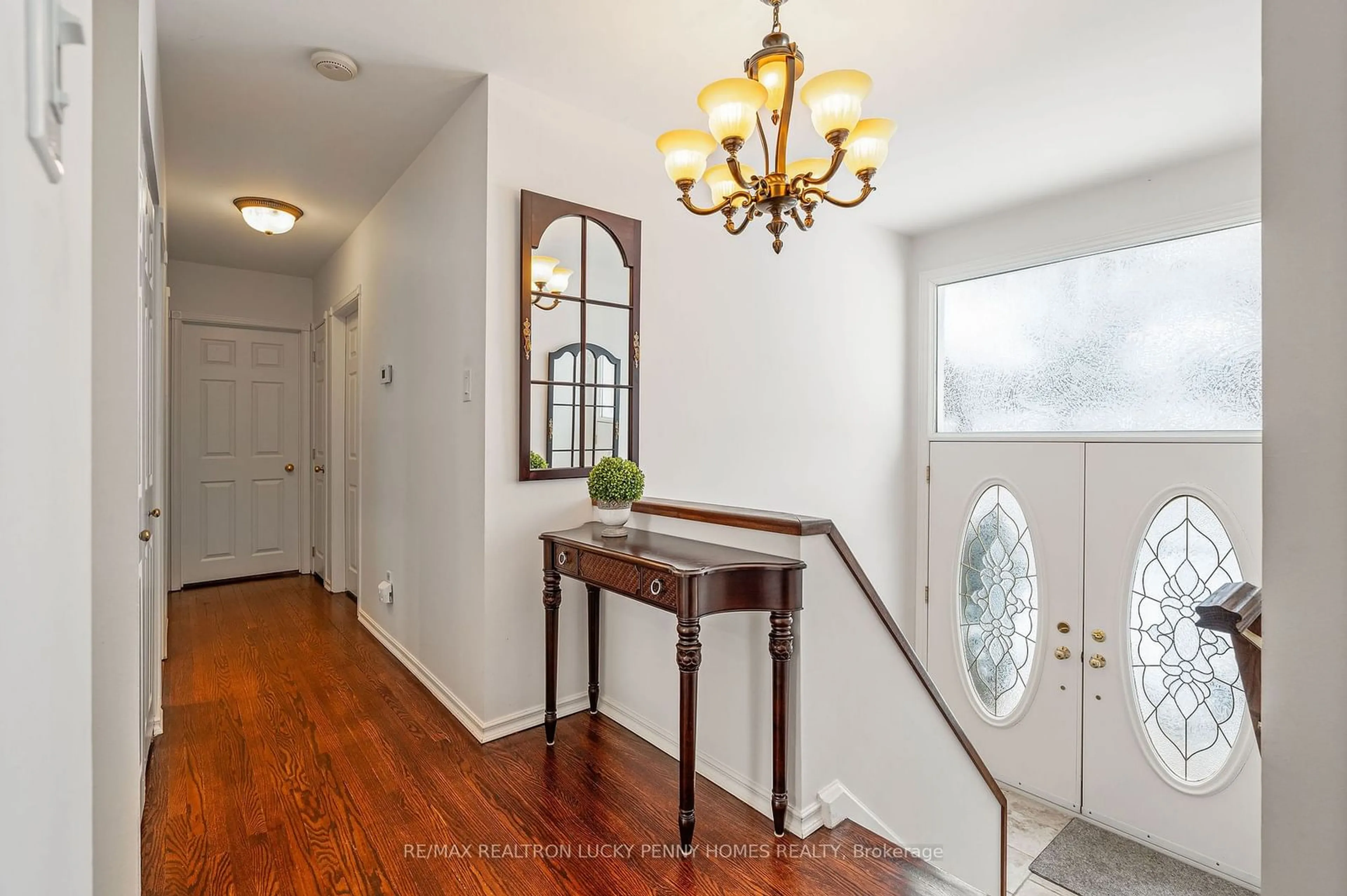 Indoor entryway for 20 Bakerdale Rd, Markham Ontario L3P 1J4