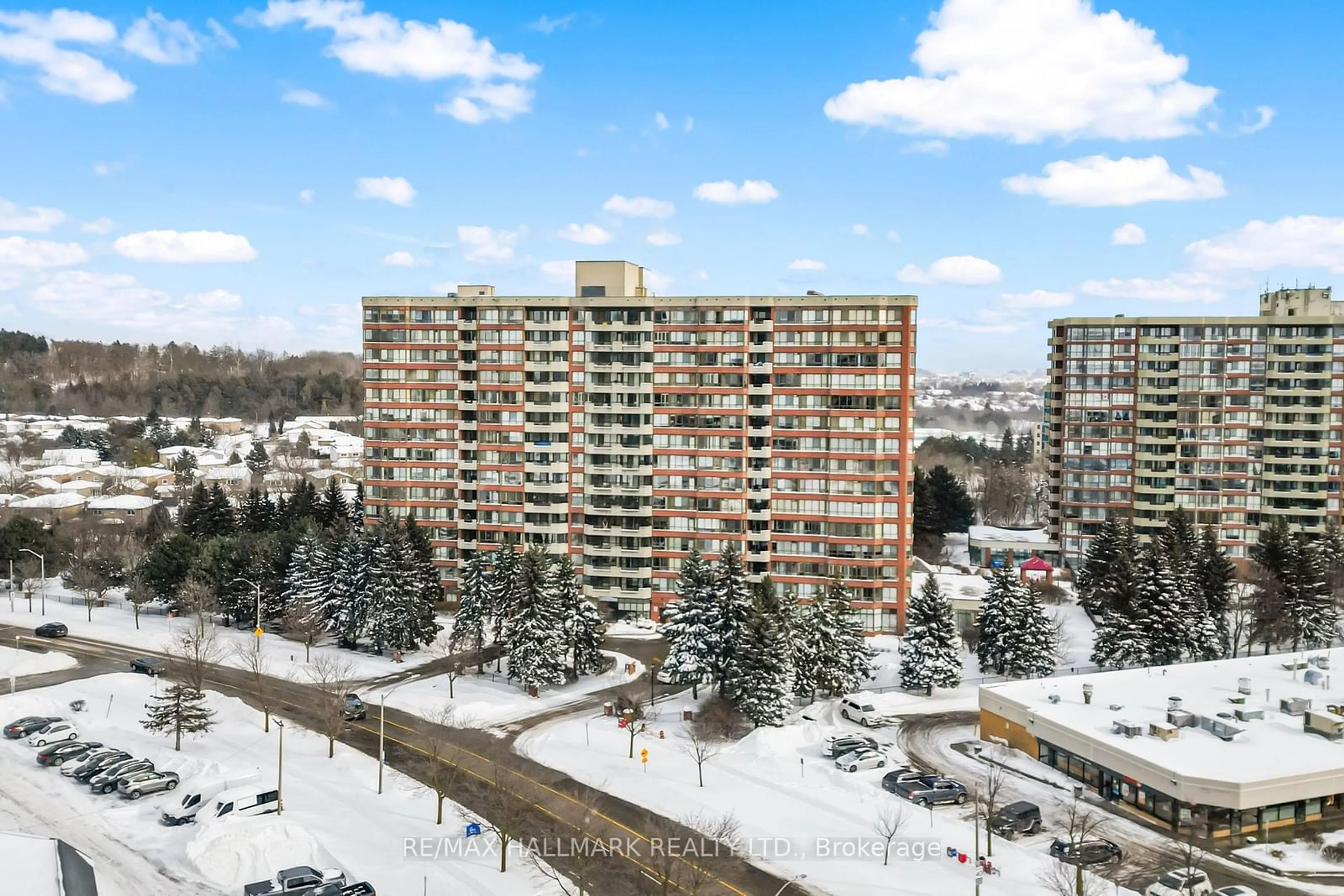 A pic from outside/outdoor area/front of a property/back of a property/a pic from drone, city buildings view from balcony for 33 Weldrick Rd #903, Richmond Hill Ontario L4C 8W4