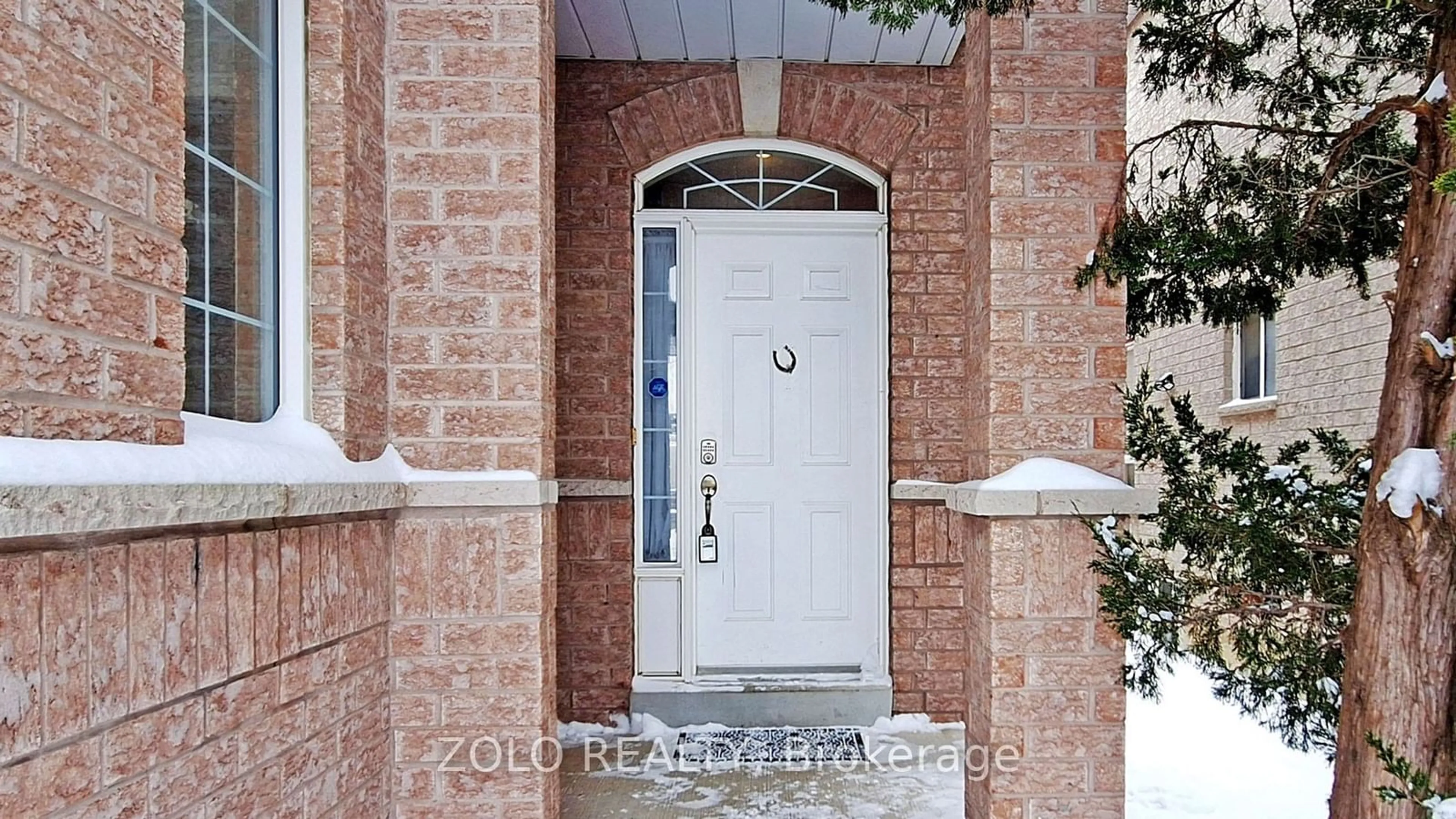 Indoor entryway for 59 Jordanray Blvd, Newmarket Ontario L3X 2P9