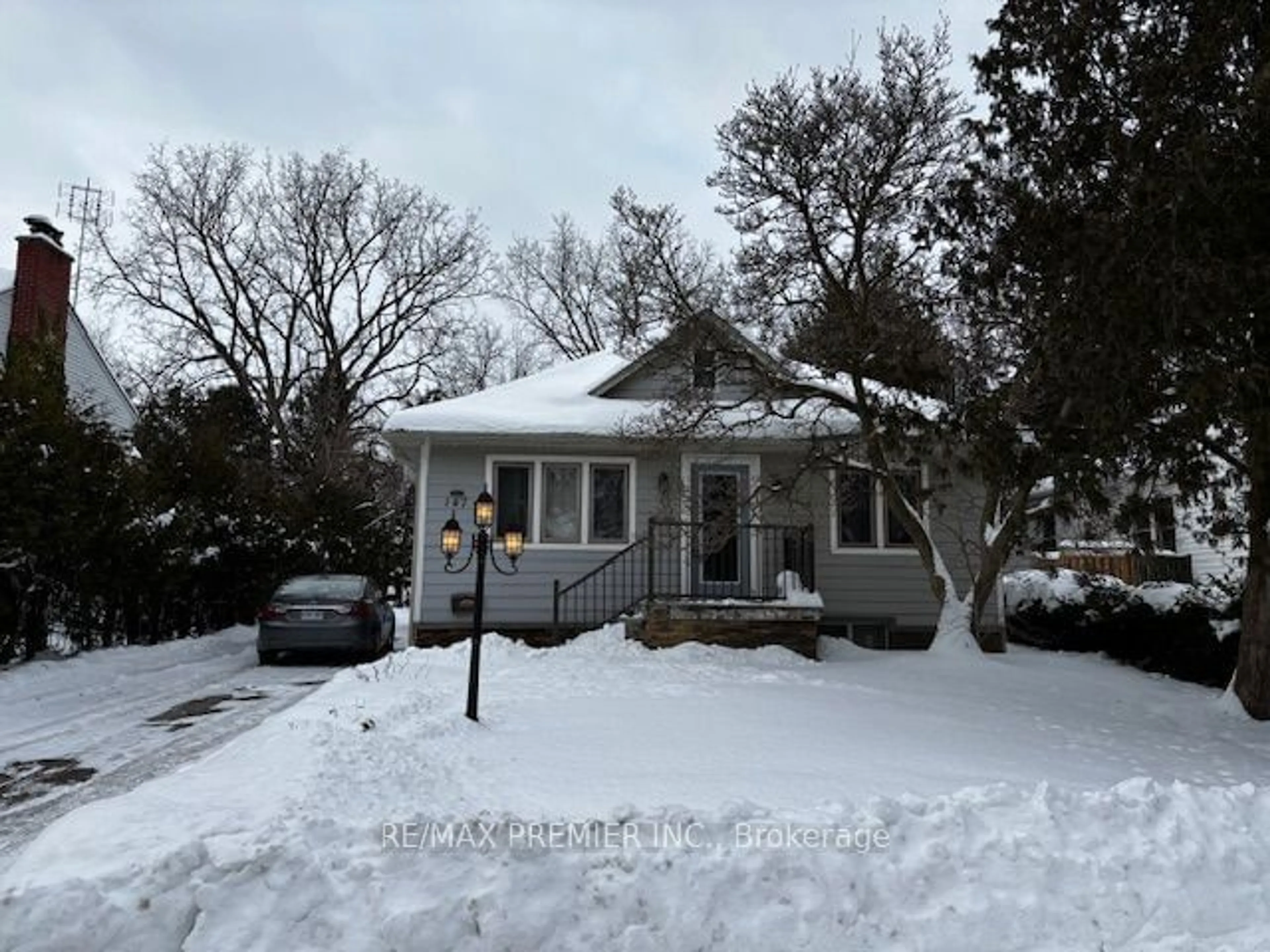 A pic from outside/outdoor area/front of a property/back of a property/a pic from drone, street for 147 Centre St, Richmond Hill Ontario L4C 3P6