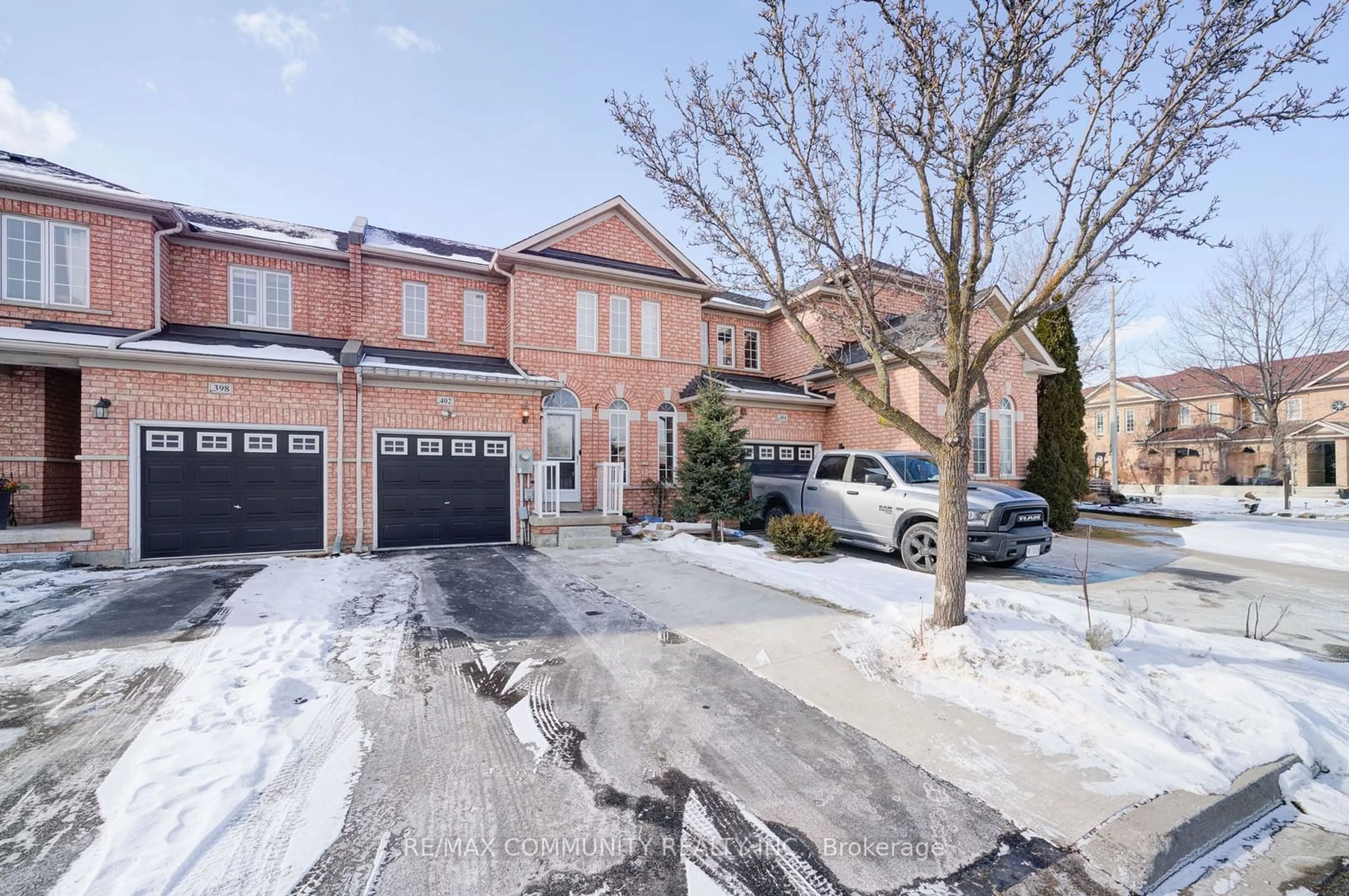 A pic from outside/outdoor area/front of a property/back of a property/a pic from drone, street for 402 Hawkview Blvd, Vaughan Ontario L4H 2J3