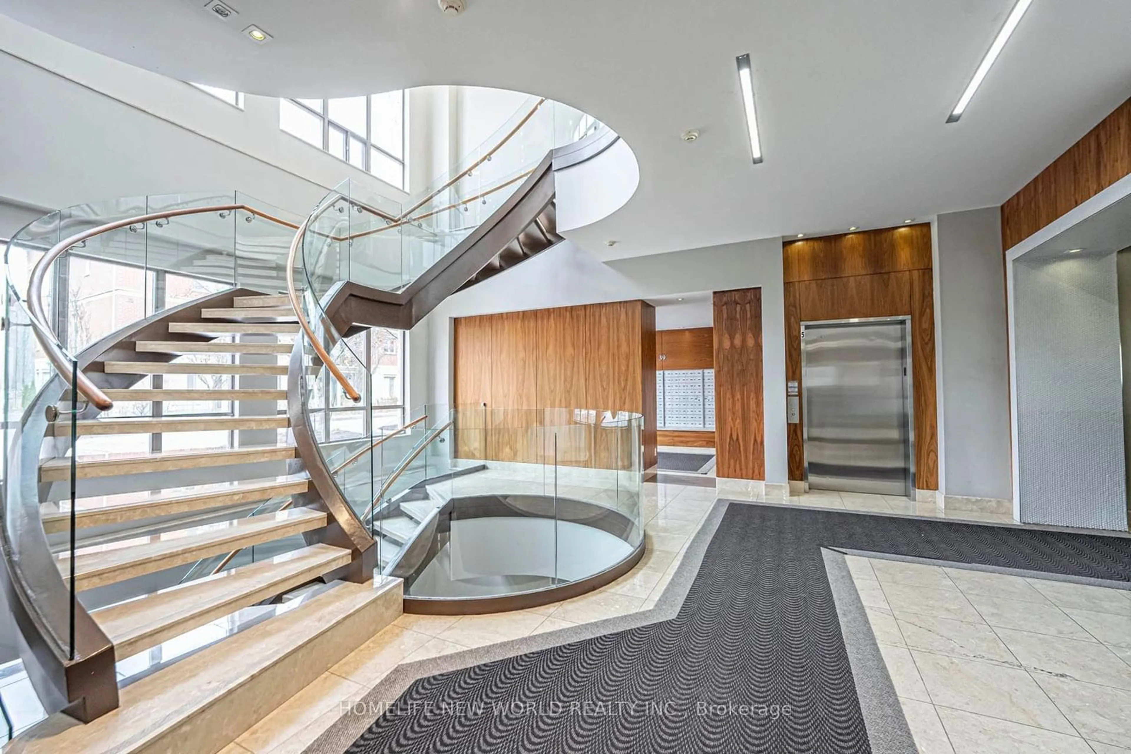 Indoor foyer for 39 Galleria Pkwy #105, Markham Ontario L3T 0A6