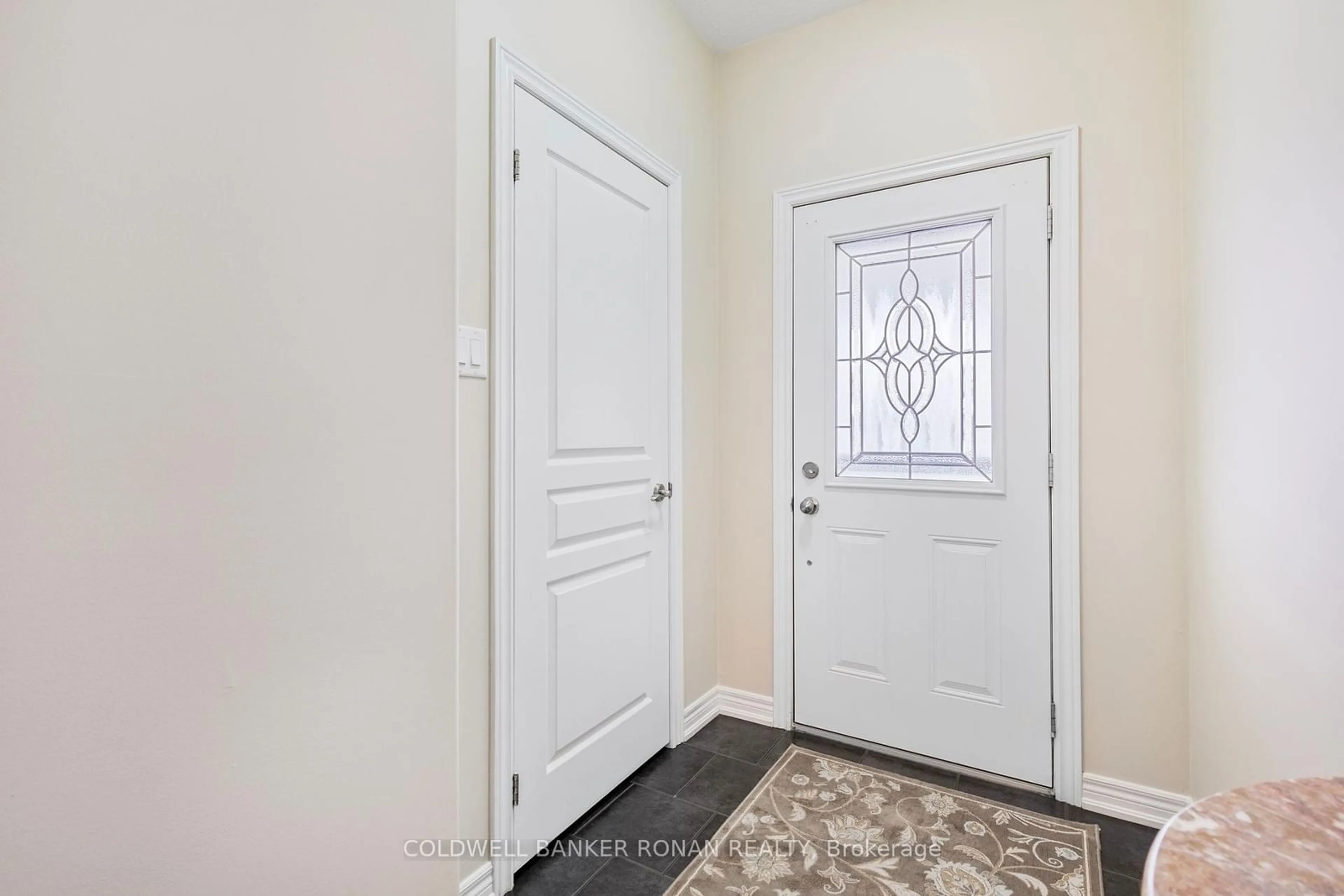 Indoor entryway for 44 McMulkin St, New Tecumseth Ontario L9R 0A7