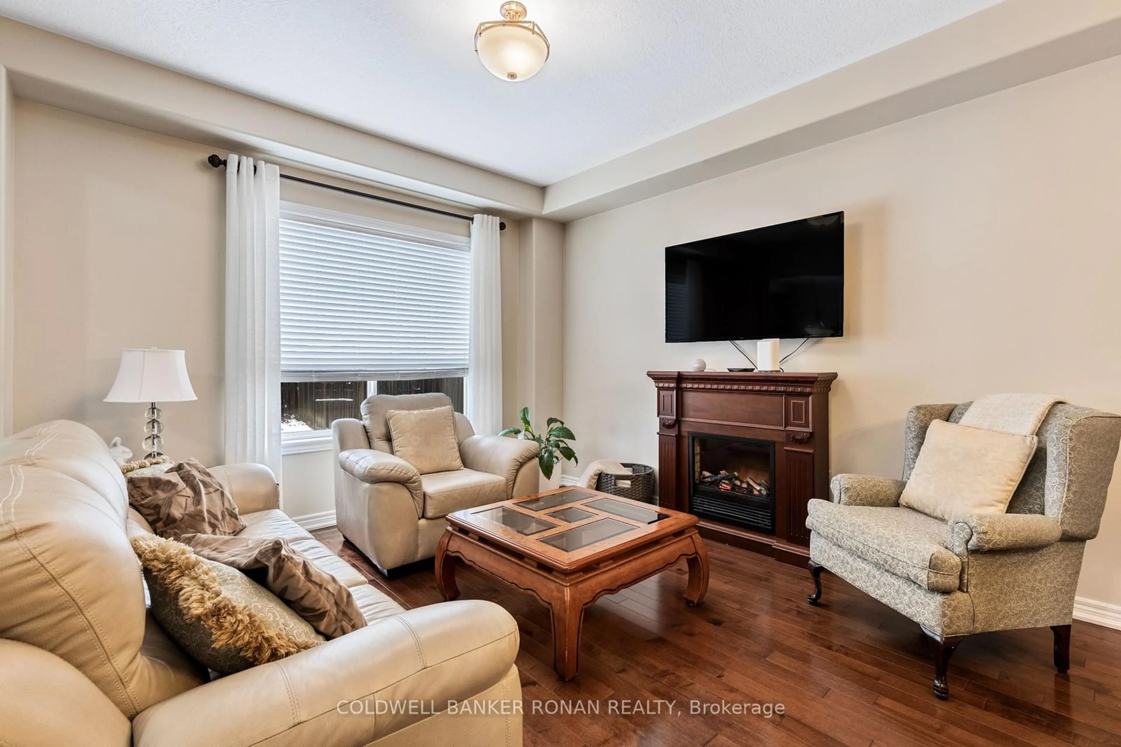 Living room with furniture, wood/laminate floor for 44 McMulkin St, New Tecumseth Ontario L9R 0A7