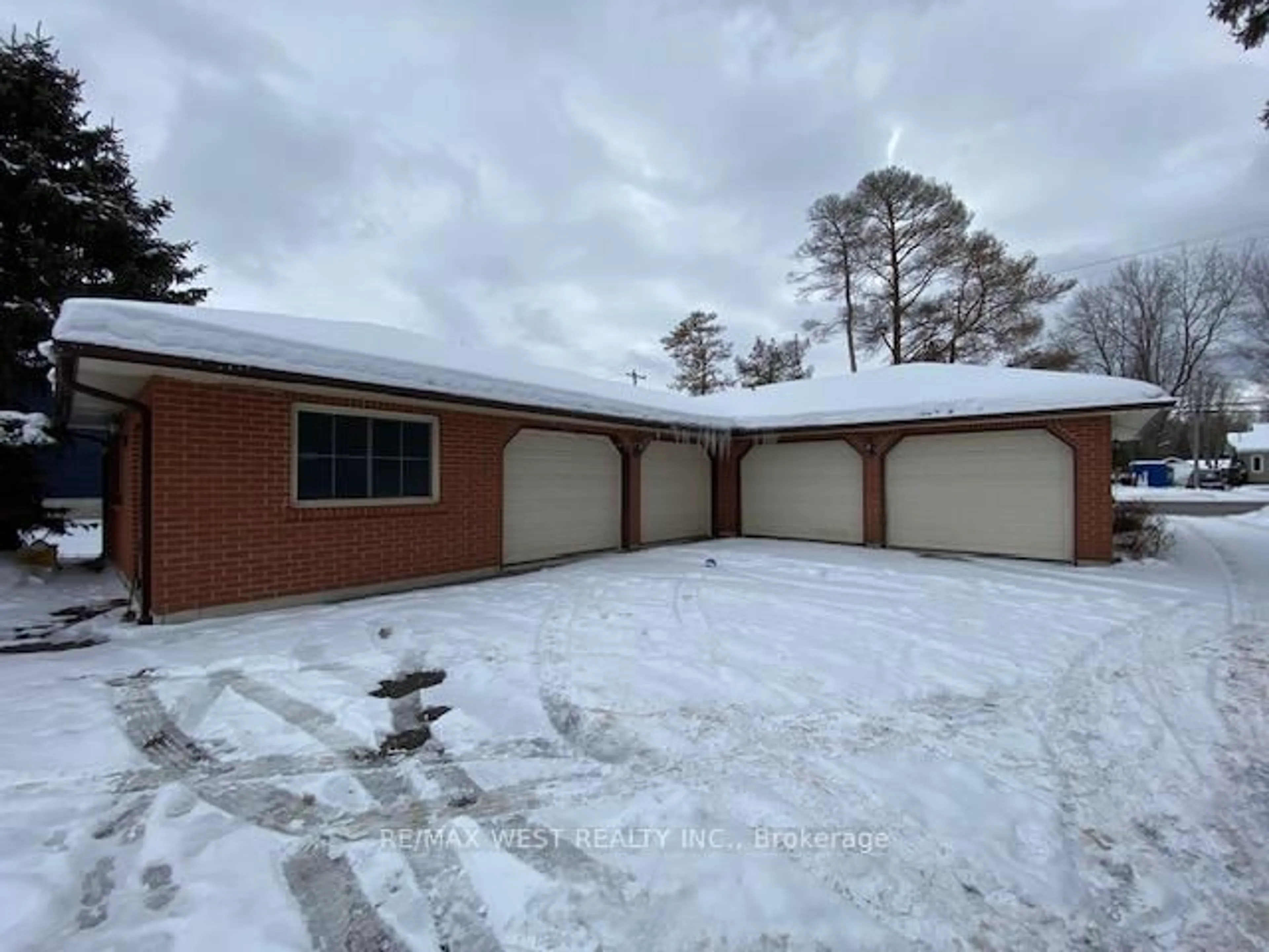 Indoor garage for 352 Pefferlaw Rd, Georgina Ontario L0E 1N0