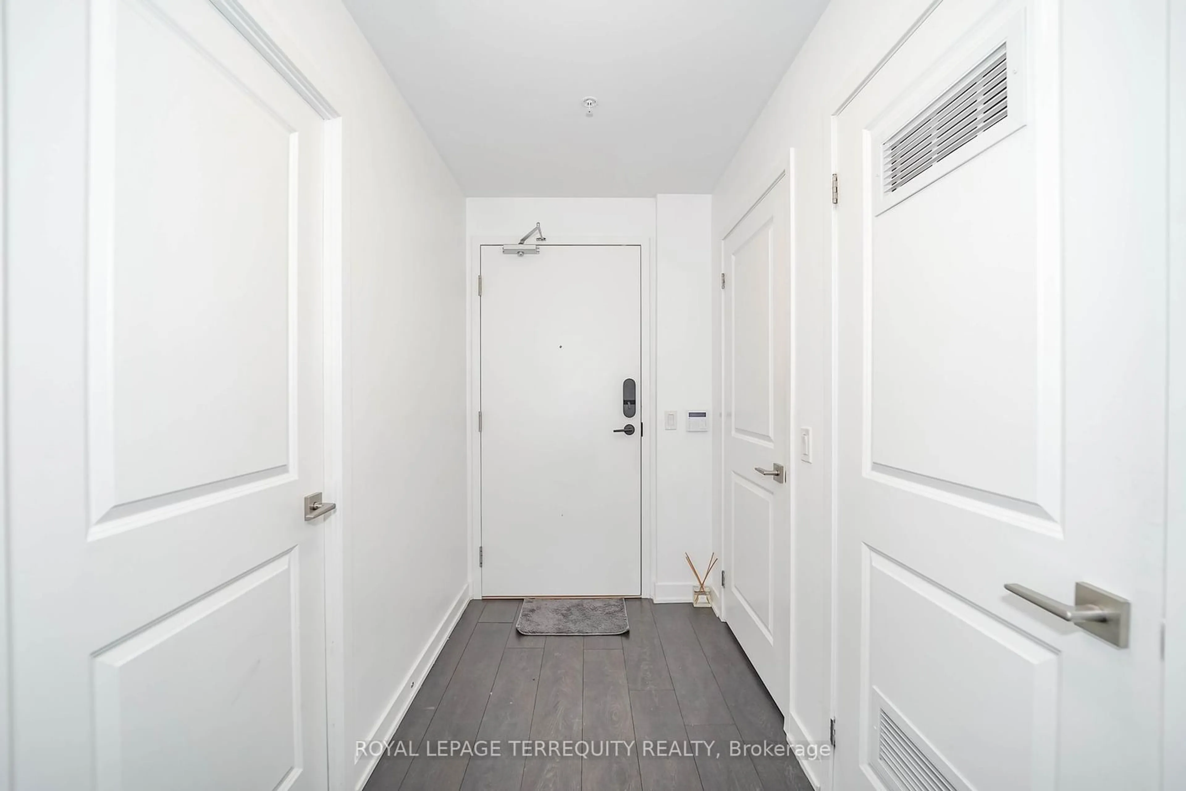 Indoor entryway for 85 Oneida Cres #302, Richmond Hill Ontario L4B 0H4