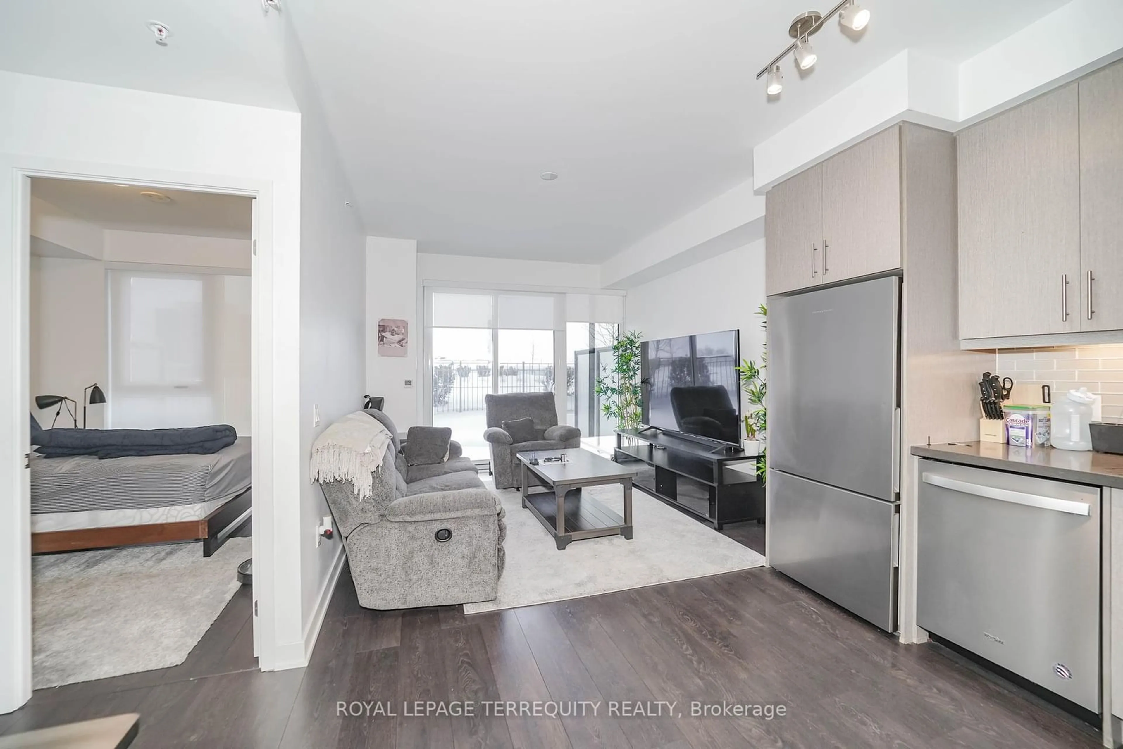 Living room with furniture, unknown for 85 Oneida Cres #302, Richmond Hill Ontario L4B 0H4